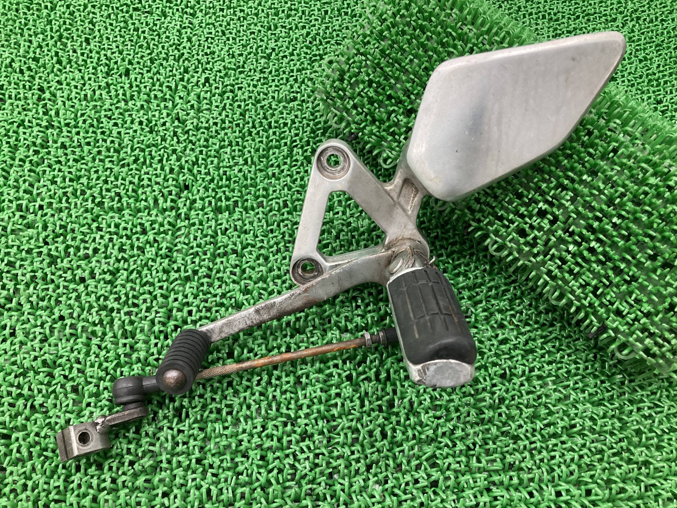 FZ400 ステップ 左 ヤマハ 純正 バイク 部品 メインステップ ペグ シフターペダル ロッド ペイント素材に 車検 Genuine 【中古】 48