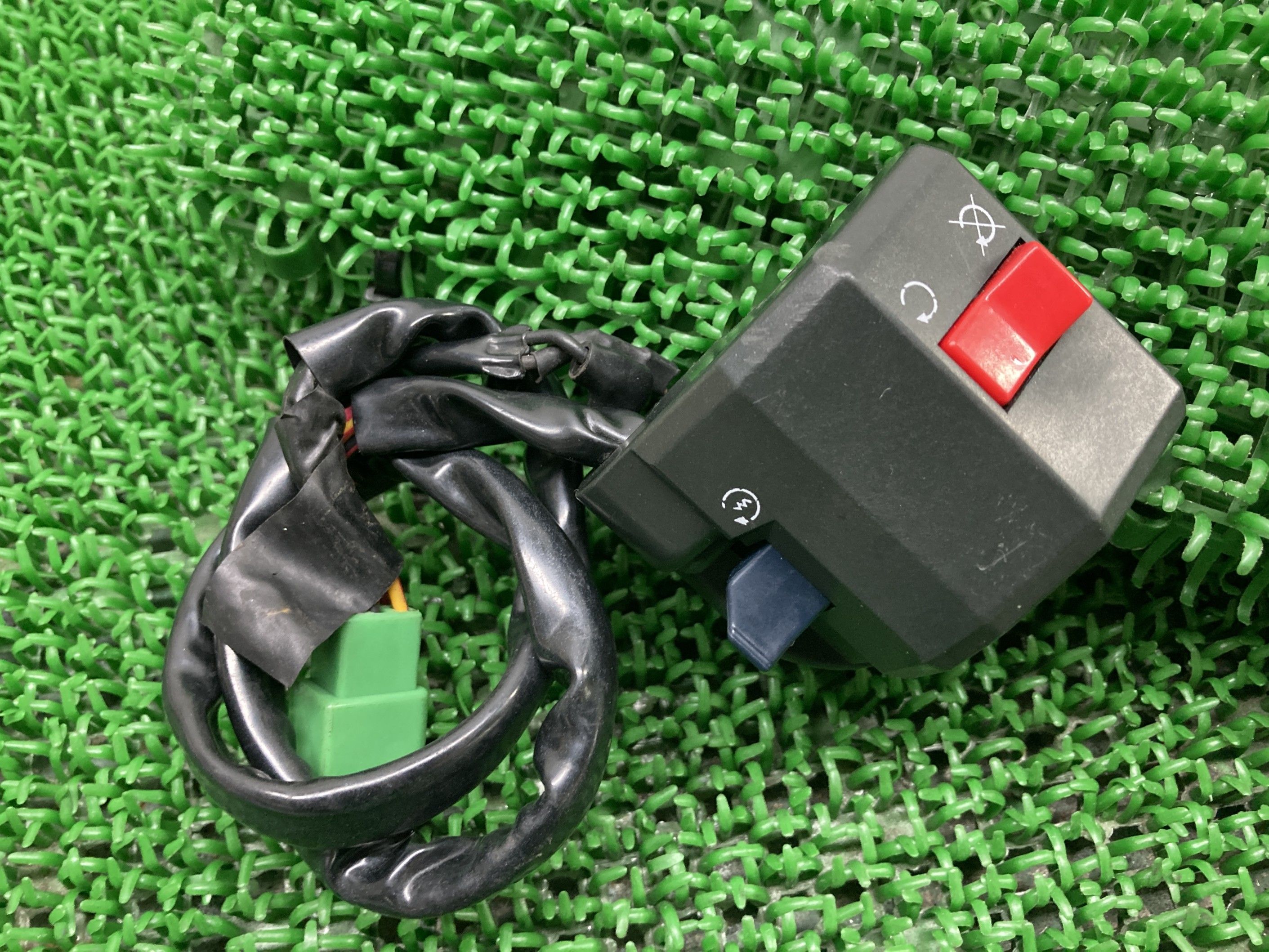 ゼファー750ハンドルスイッチ右カワサキ純正バイク部品ZR750CZEPHYRスイッチボックス割れ欠け無し修復素材に品薄車検Genuine【中古】 95