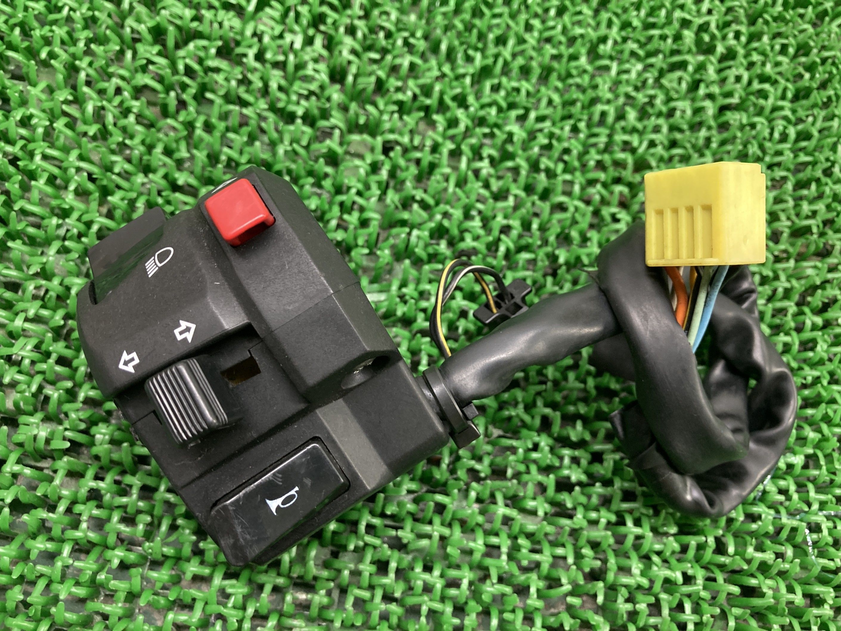 GSX-R1000ハンドルスイッチ左スズキ純正バイク部品GT77AK5K6スイッチボックス割れ欠け無し品薄車検Genuine【中古】 86