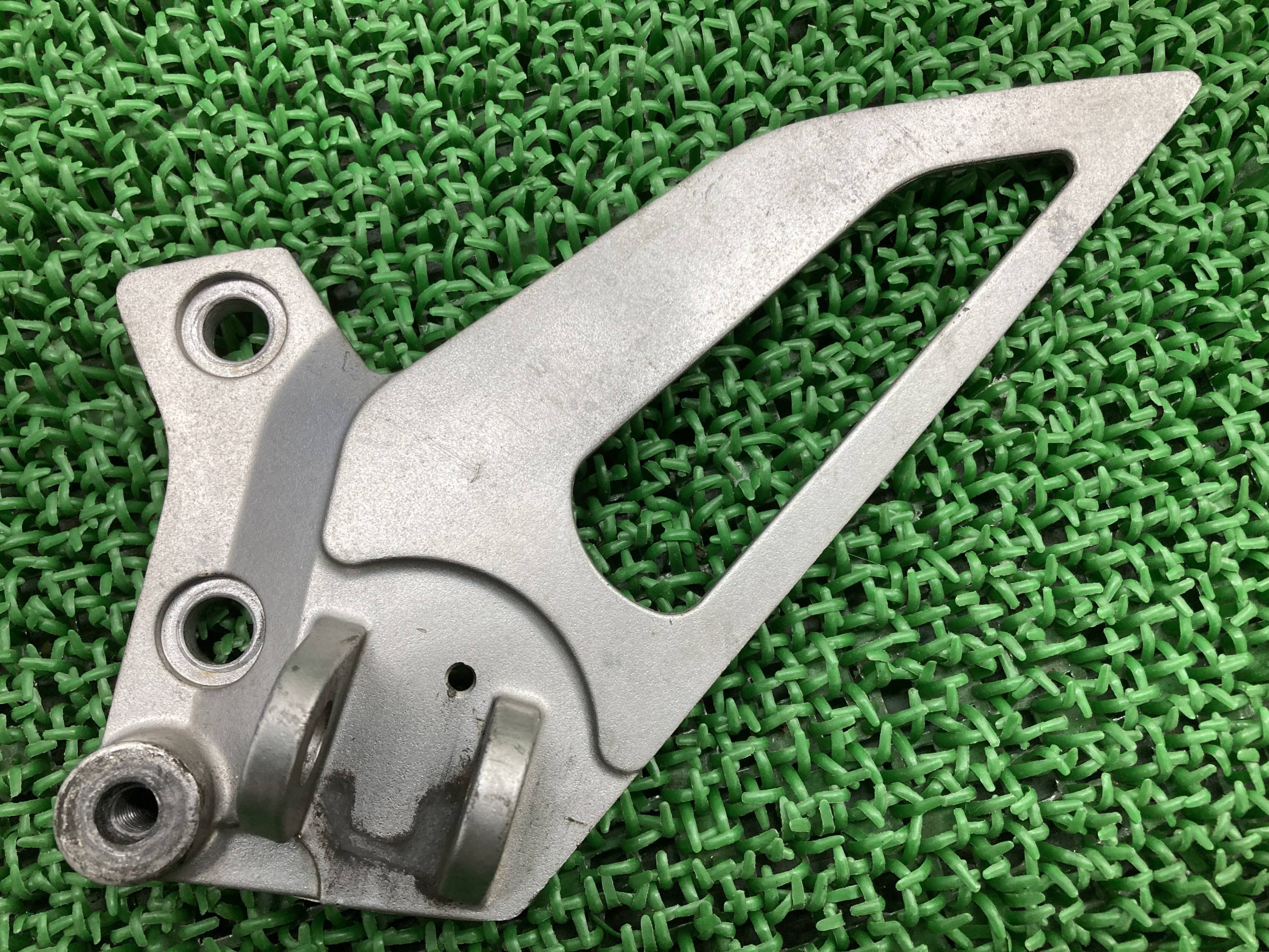 ZZ-R250 ステップホルダー 左 35011-1525 カワサキ 純正 バイク 部品 EX250H 曲がり無し 品薄 希少品 車検 Genuine 【中古】...