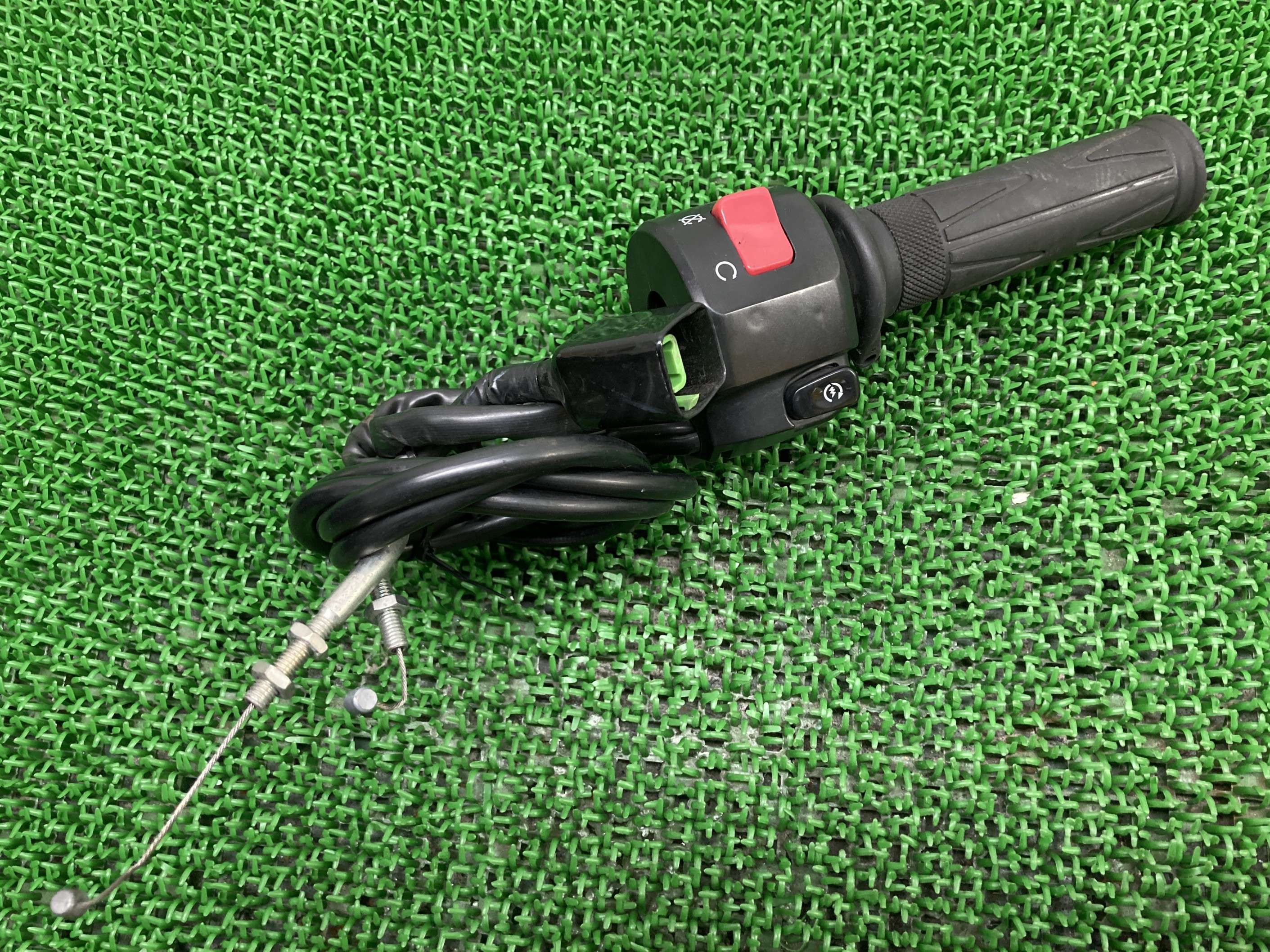 NINJA250Rハンドルスイッチ右カワサキ純正バイク部品EX250Kニンジャ250Rスロットルホルダーアクセルワイヤースイッチボックス割れ欠け無し車検Genu...