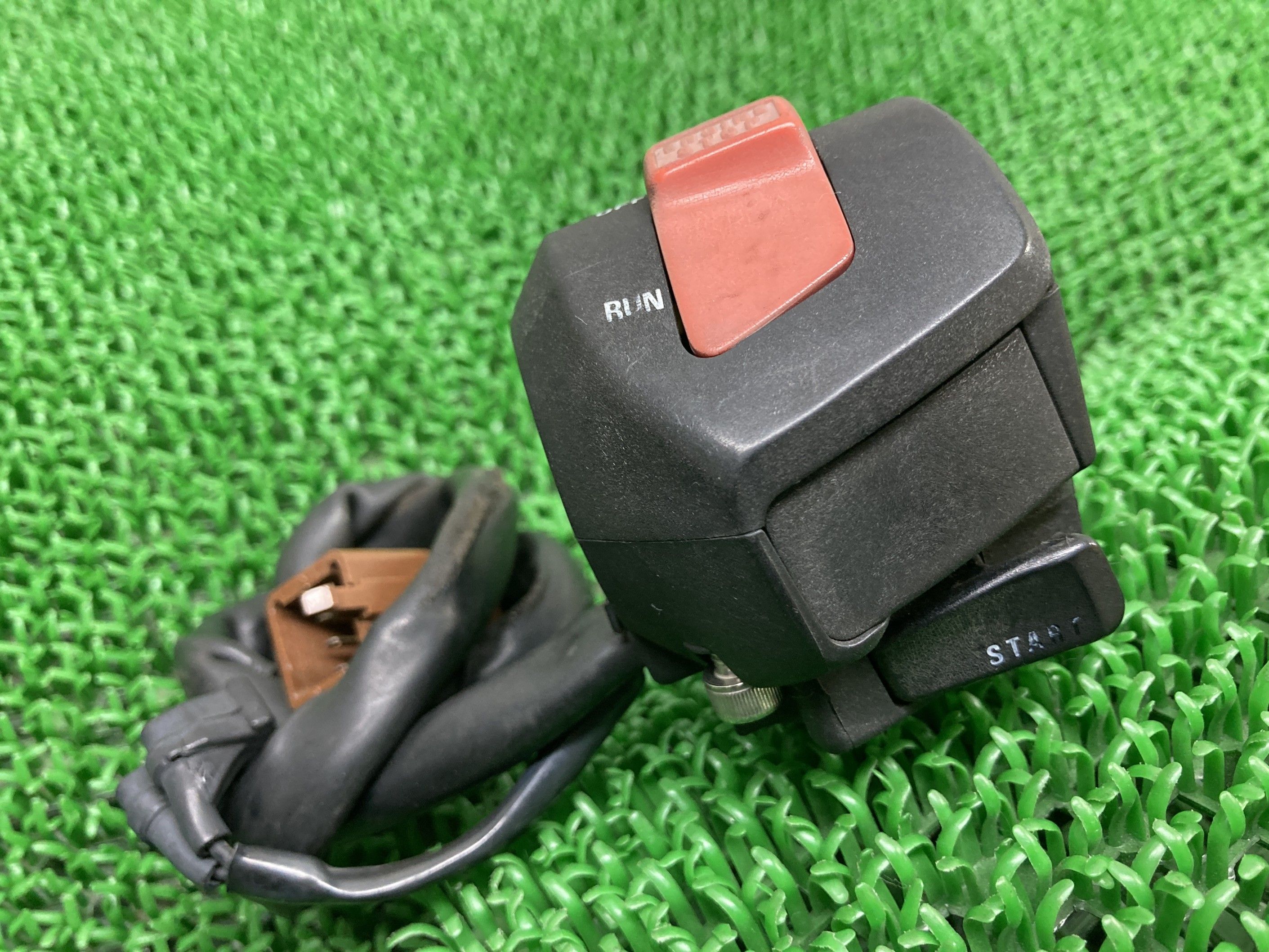 ホーネット250ハンドルスイッチ右ホンダ純正バイク部品MC31HORNET250前期スイッチボックス割れ欠け無し品薄車検Genuine【中古】 37