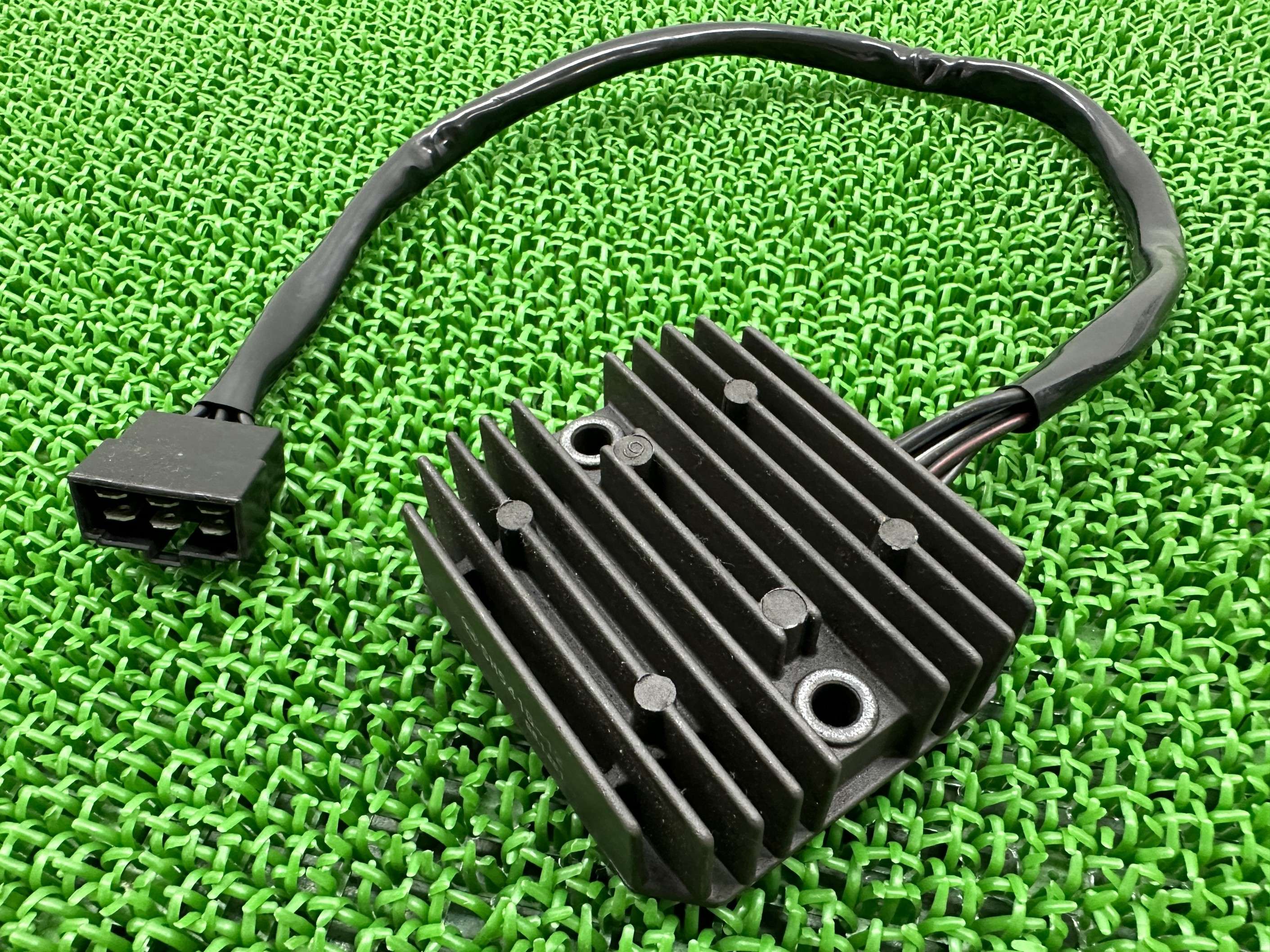 W650 レギュレター カワサキ 純正 バイク 部品 EJ650A バルカン1500 W400にも レギュレーター レクチファイア 車検 Genuine 【中古】 Qn