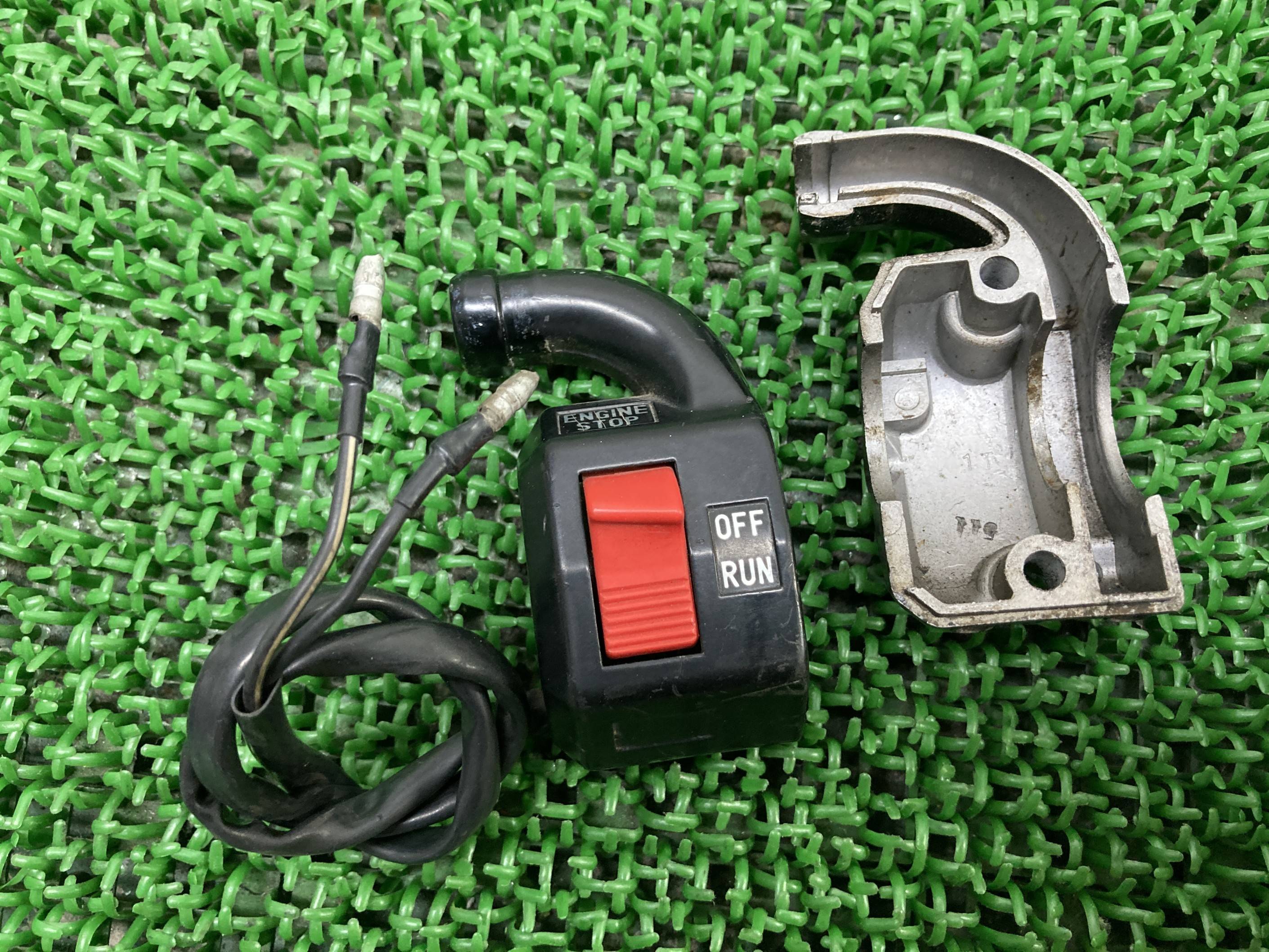 セロー225ハンドルスイッチ右ヤマハ純正バイク部品1KHSEROW225スイッチボックス割れ欠け無し品薄希少品車検Genuine【中古】 13