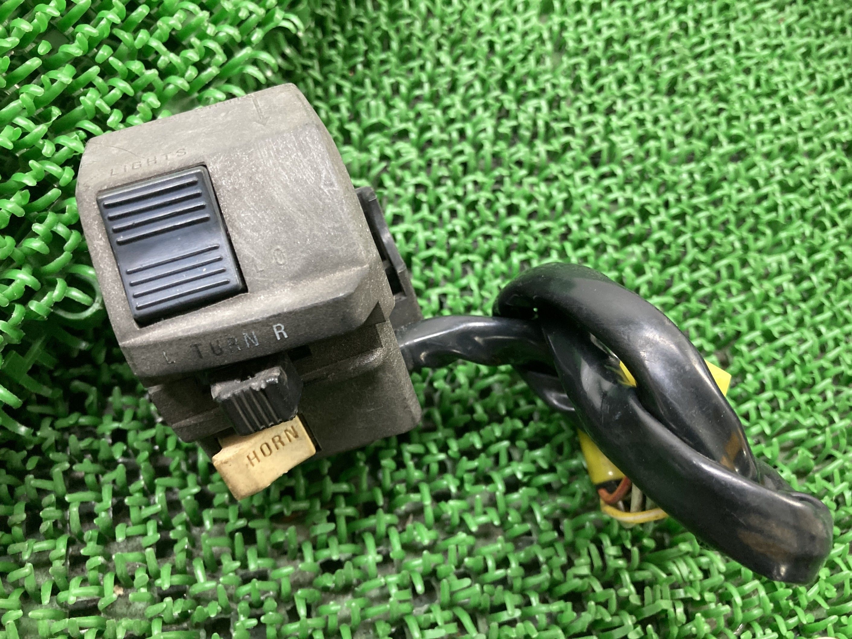 GSX400Sカタナ ハンドルスイッチ 左 スズキ 純正 バイク 部品 GK77A KATANA 刀 スイッチボックス ペイント素材に 車検 Genuine 【...