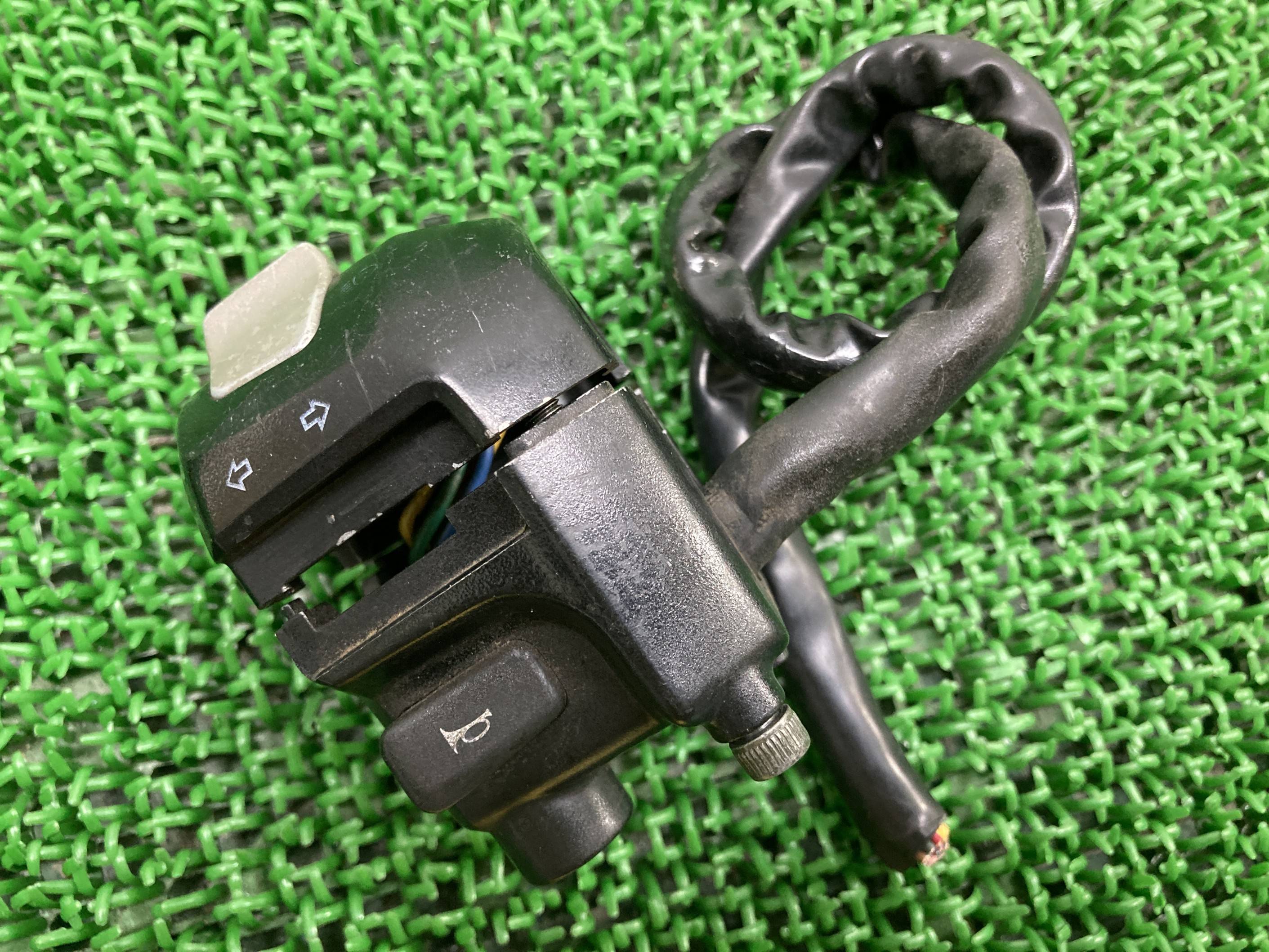 マジェスティハンドルスイッチ左ヤマハ純正バイク部品SG03JMajestyスイッチボックス修復素材にコケキズ無し品薄車検Genuine【中古】 88