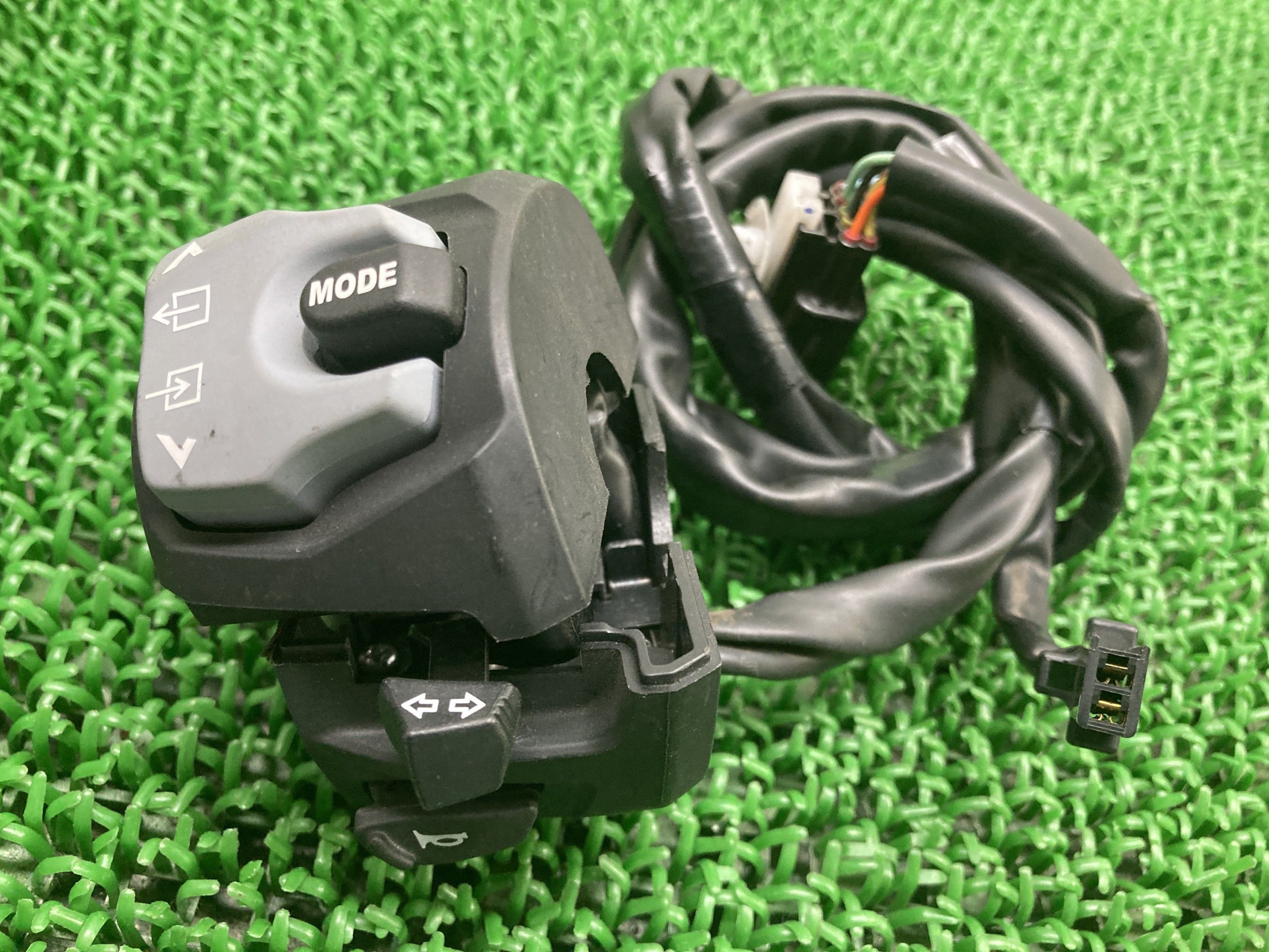 GSX-S1000Fハンドルスイッチ左スズキ純正バイク部品GT79Bスイッチボックス割れ欠け無し品薄希少品車検Genuine【中古】 71