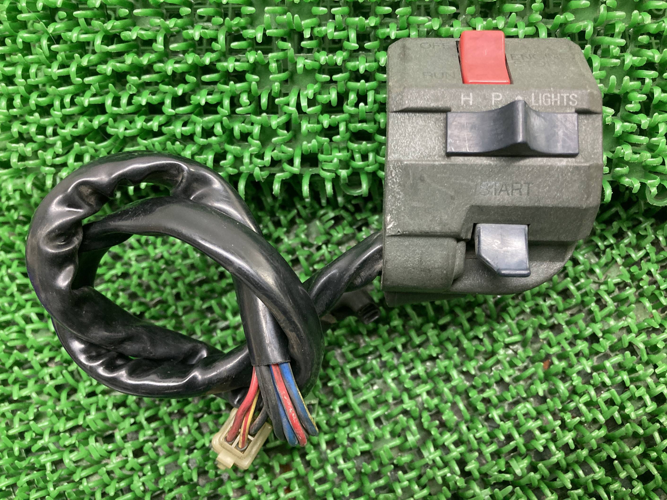 GPZ900Rハンドルスイッチ右カワサキ純正バイク部品ZX900Aスイッチボックスペイント素材にコケキズ無し品薄希少品車検Genuine【中古】 29