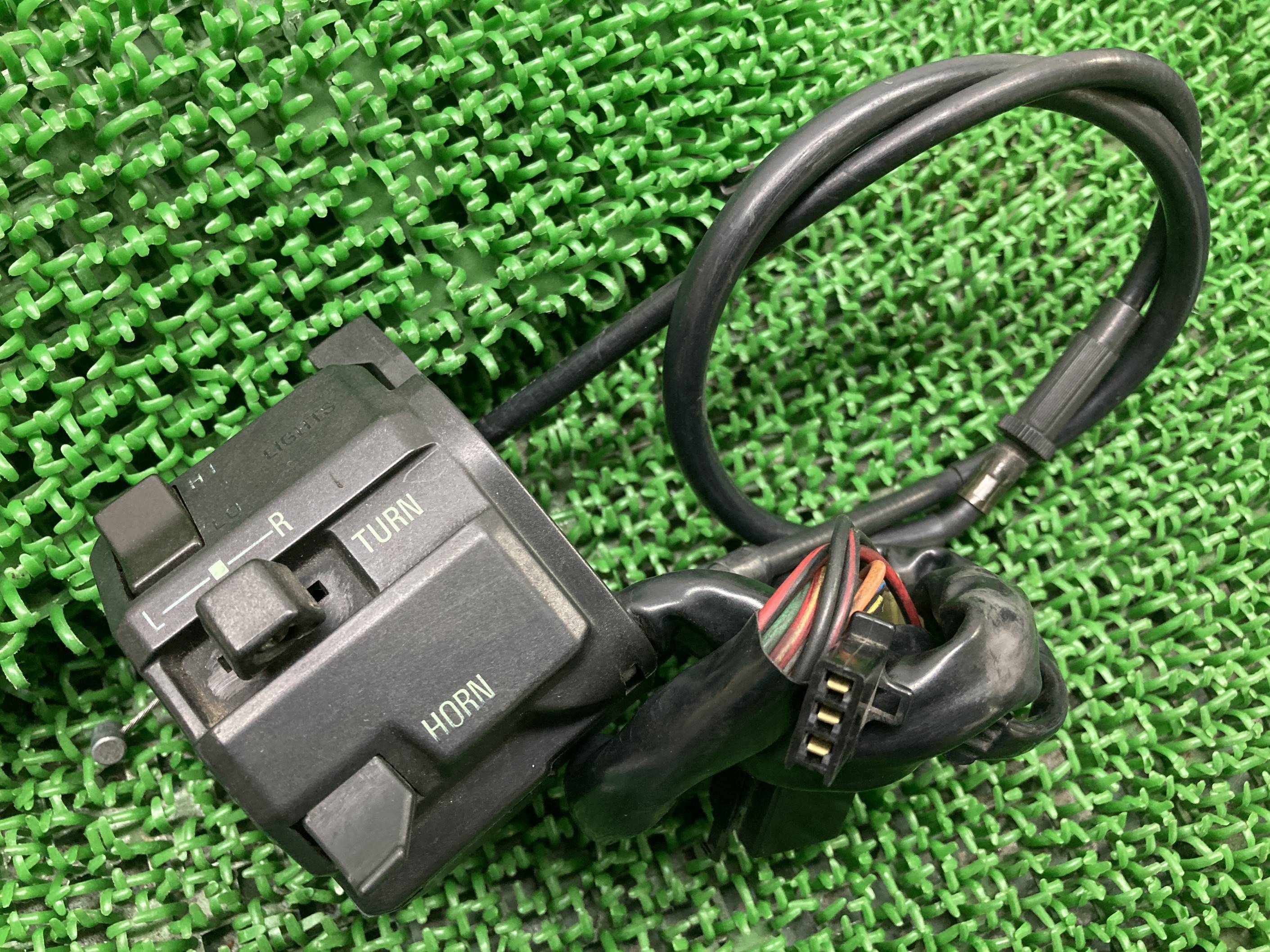 ZXR400ハンドルスイッチ左カワサキ純正バイク部品ZX400Lチョークワイヤースイッチボックス割れ欠け無し品薄希少品車検Genuine【中古】 24