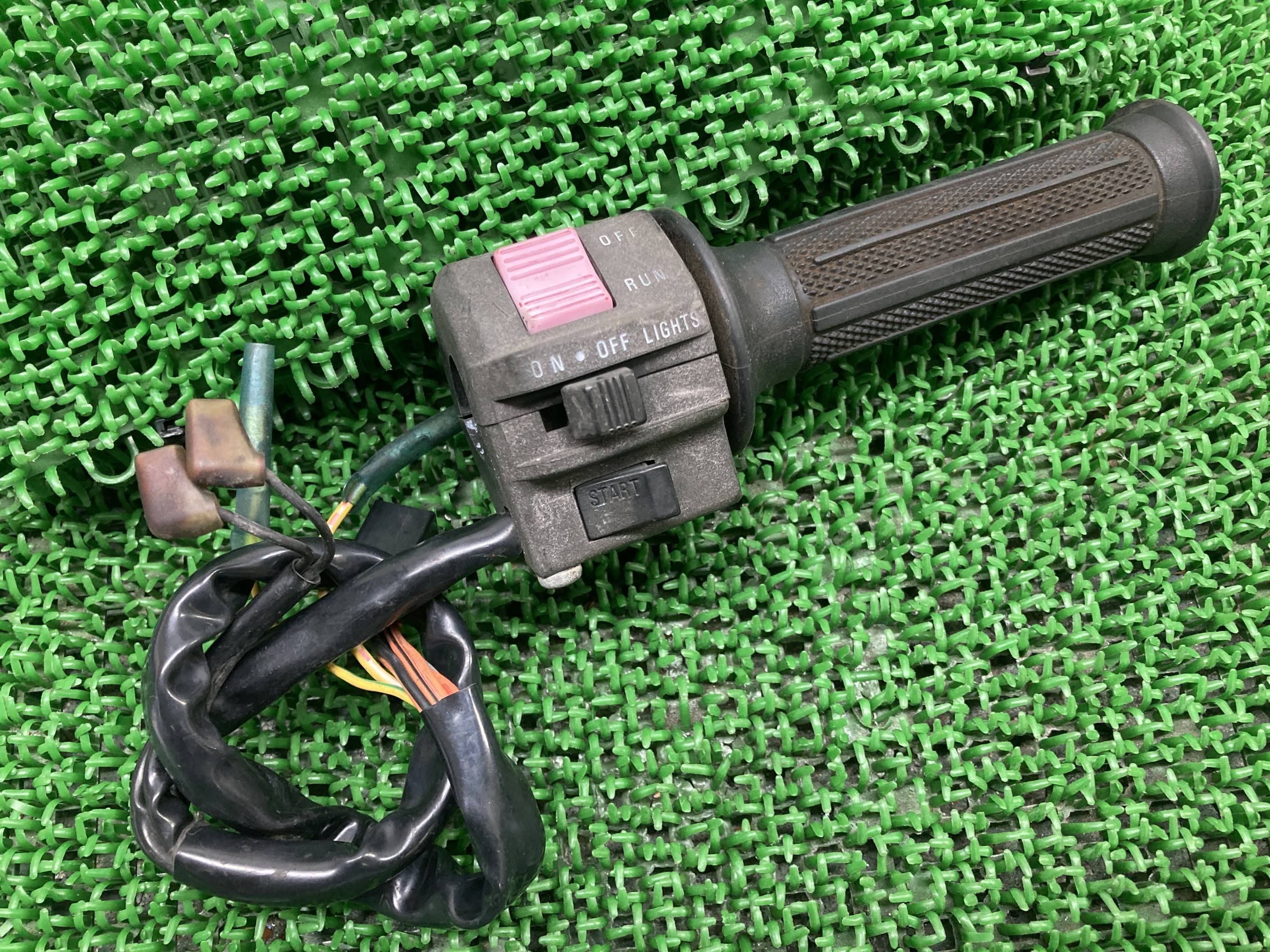 バンディット400Vハンドルスイッチ右スズキ純正バイク部品GK75ABANDIT400Vスロットルスイッチボックスペイント素材に割れ欠け無し車検Genuine【...