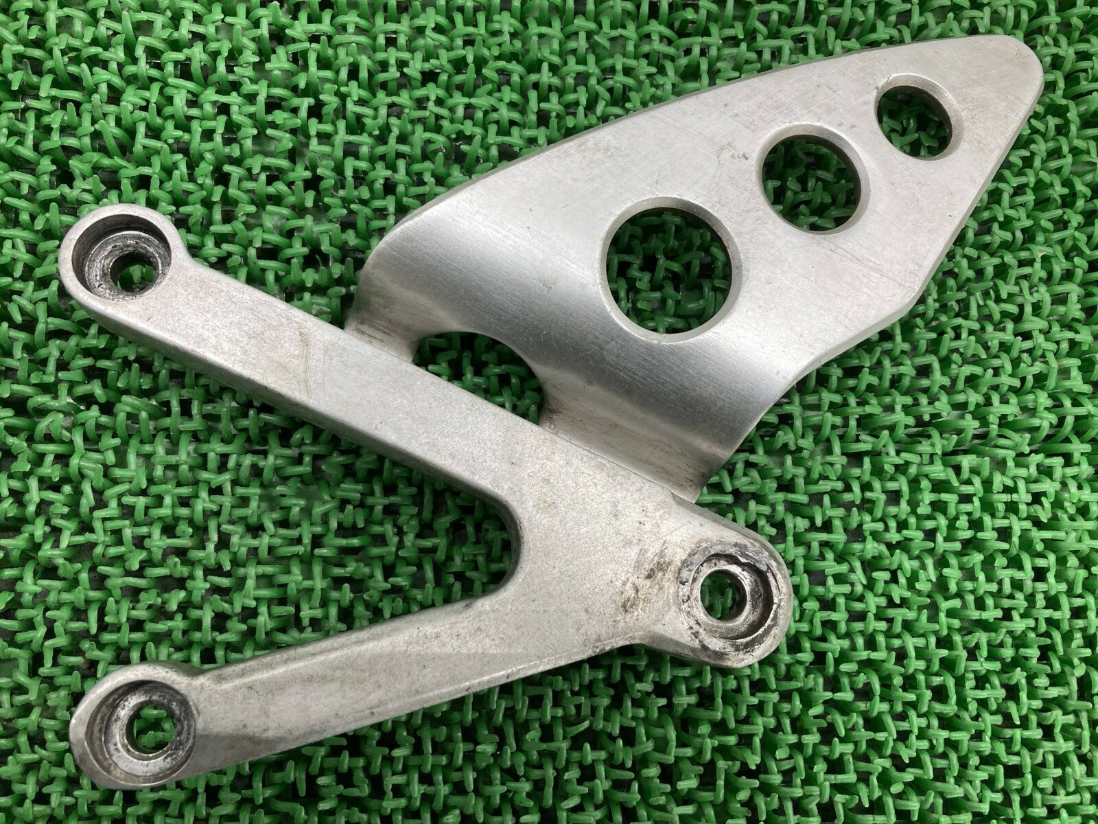 TZR250RS ステップホルダー 左 ヤマハ 純正 バイク 部品 3XV メインステップ 曲がり無し 希少品 品薄 車検 Genuine 【中古】 kD