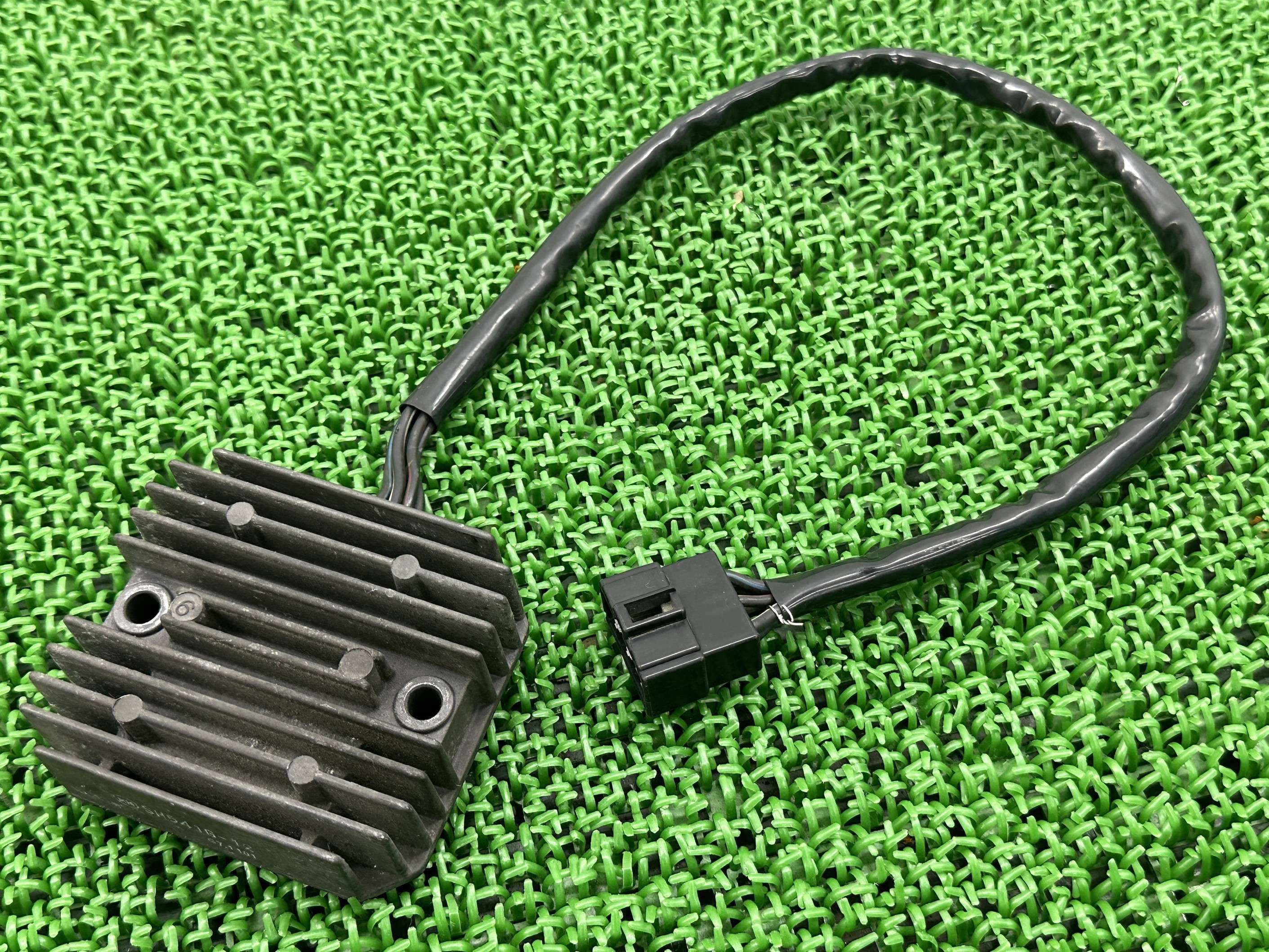 W650 レギュレター カワサキ 純正 バイク 部品 EJ650A 6ピン W400にも レギュレーター レクチファイア 車検 Genuine 【中古】 bV