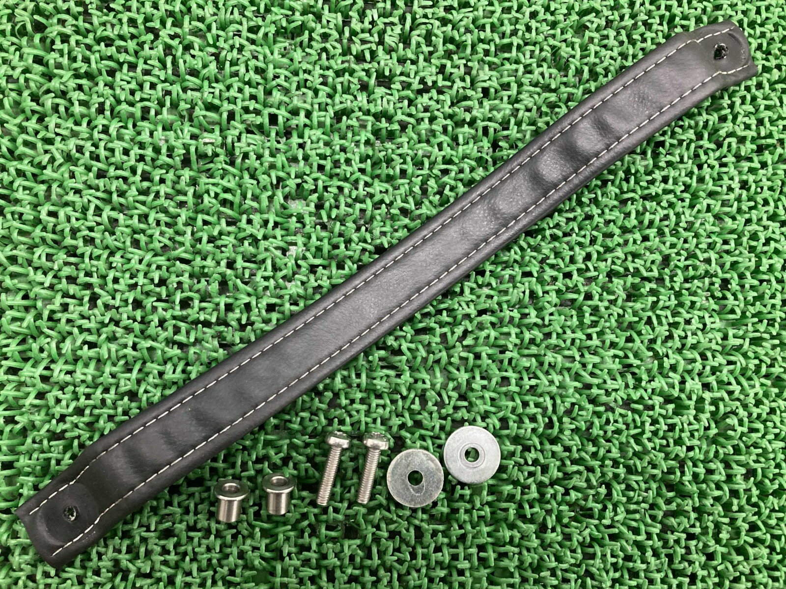 ストリートスクランブラー シートバンド トライアンフ(TRIUMPH) 純正 バイク 部品 トライアンフ 約395mm タンデムベルト コンディション良好 破れ無し 品薄 車検 Genuine 【中古】 Fr