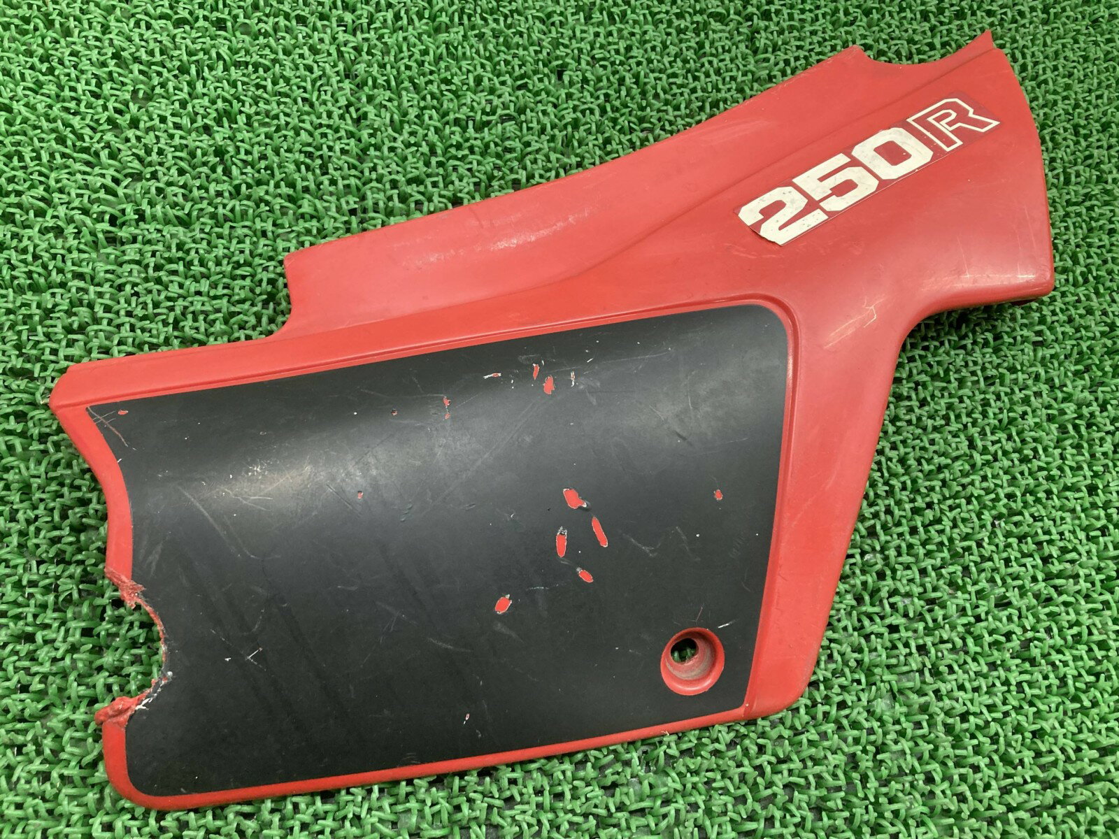XL250R サイドカバー 右 赤 ホンダ 純正 バイク 部品 MD03 当時物 サイドカウル 修復素材に コケキズ無し 品薄 車検 Genuine 【中古】 Nj