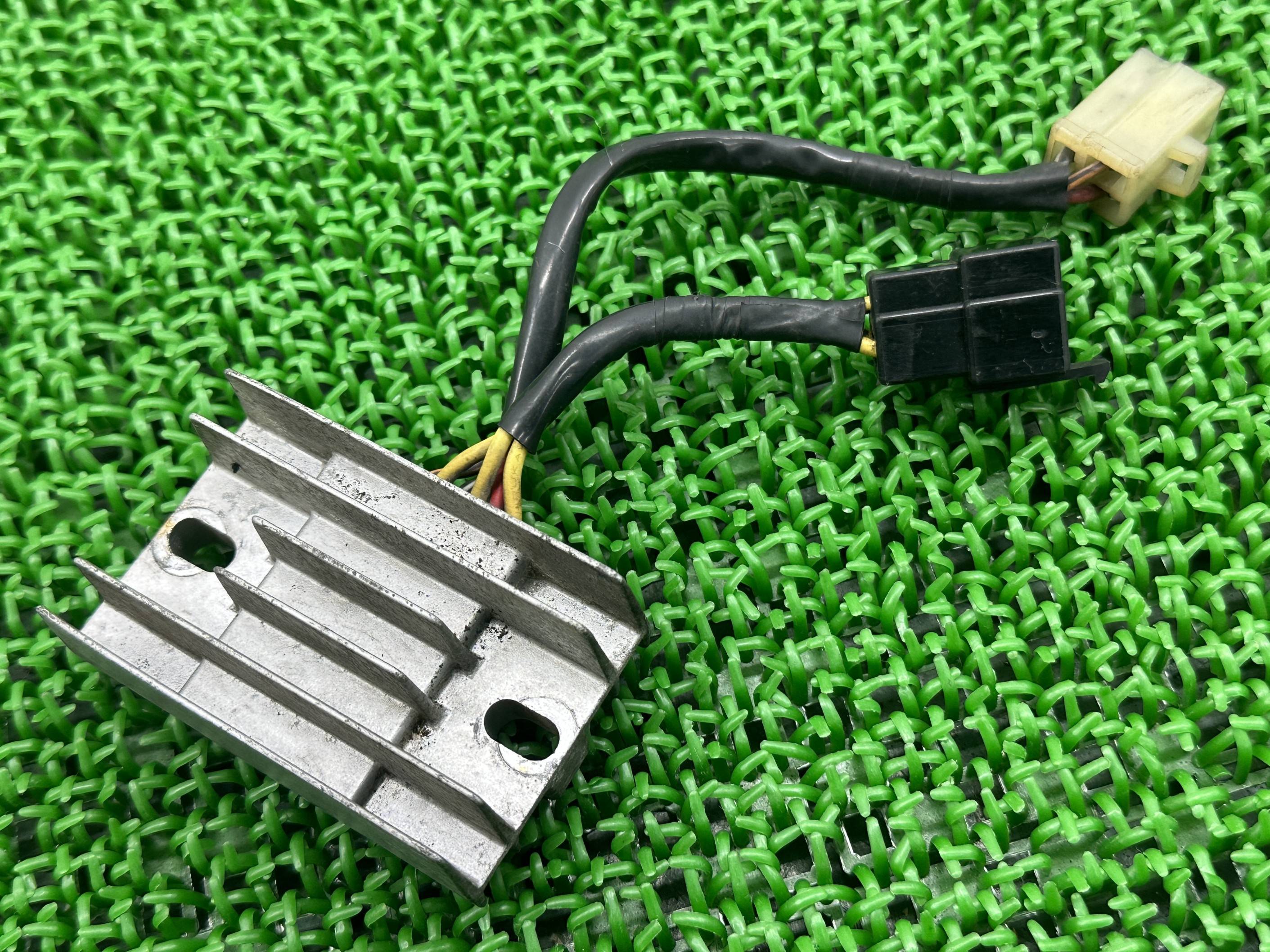 GSX250Sカタナ レギュレター スズキ 純正 バイク 部品 GJ76A 45D SH572C-12 GSX400Sカタナ レギュレーター レクチファイアー 車検 Genuine 【中古】 Ed