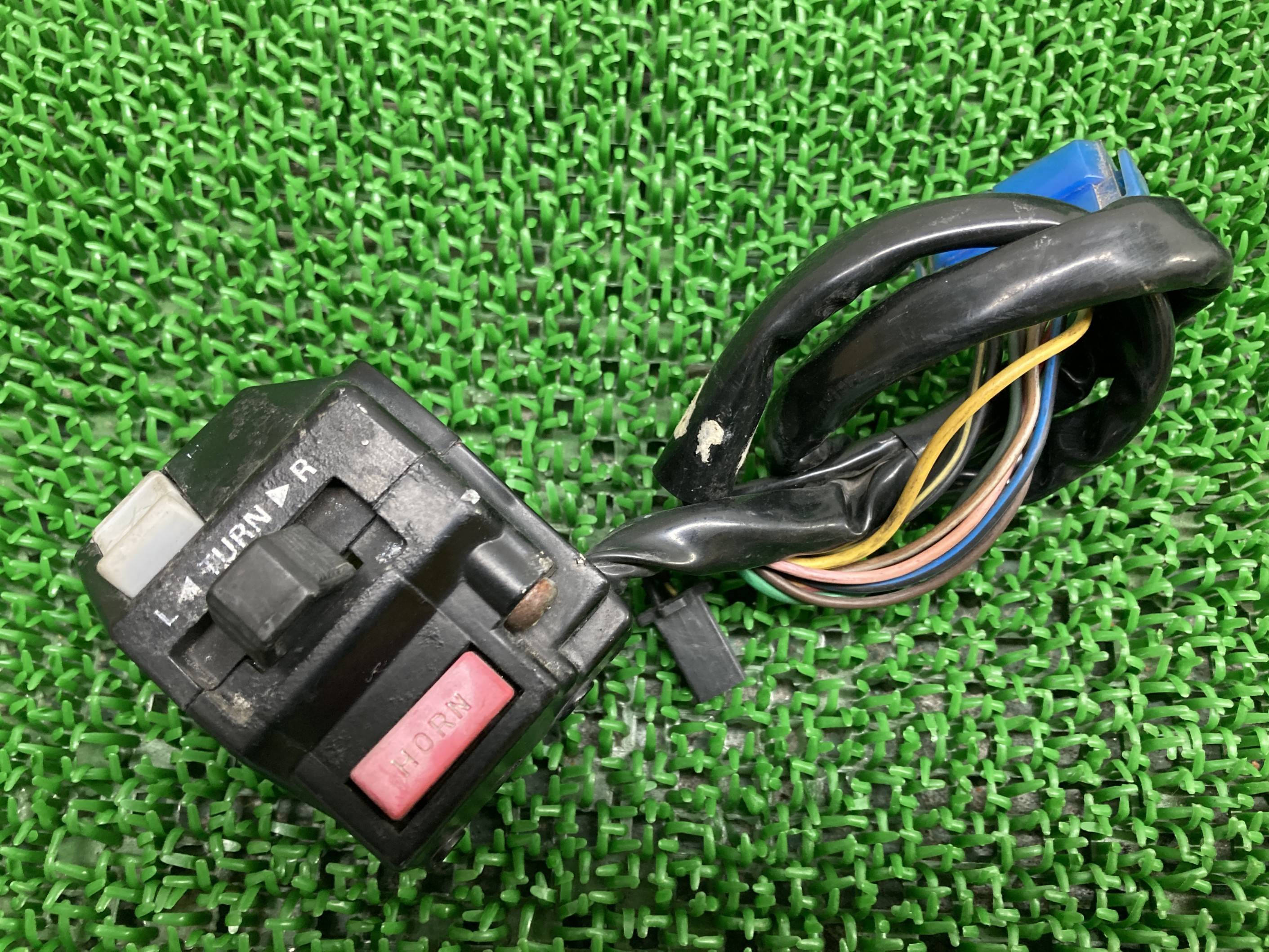 FZ400R ハンドルスイッチ 左 YHA229 ヤマハ 純正 バイク 部品 46X スイッチボックス ペイント素材に 割れ欠け無し 品薄 車検 Genuine...