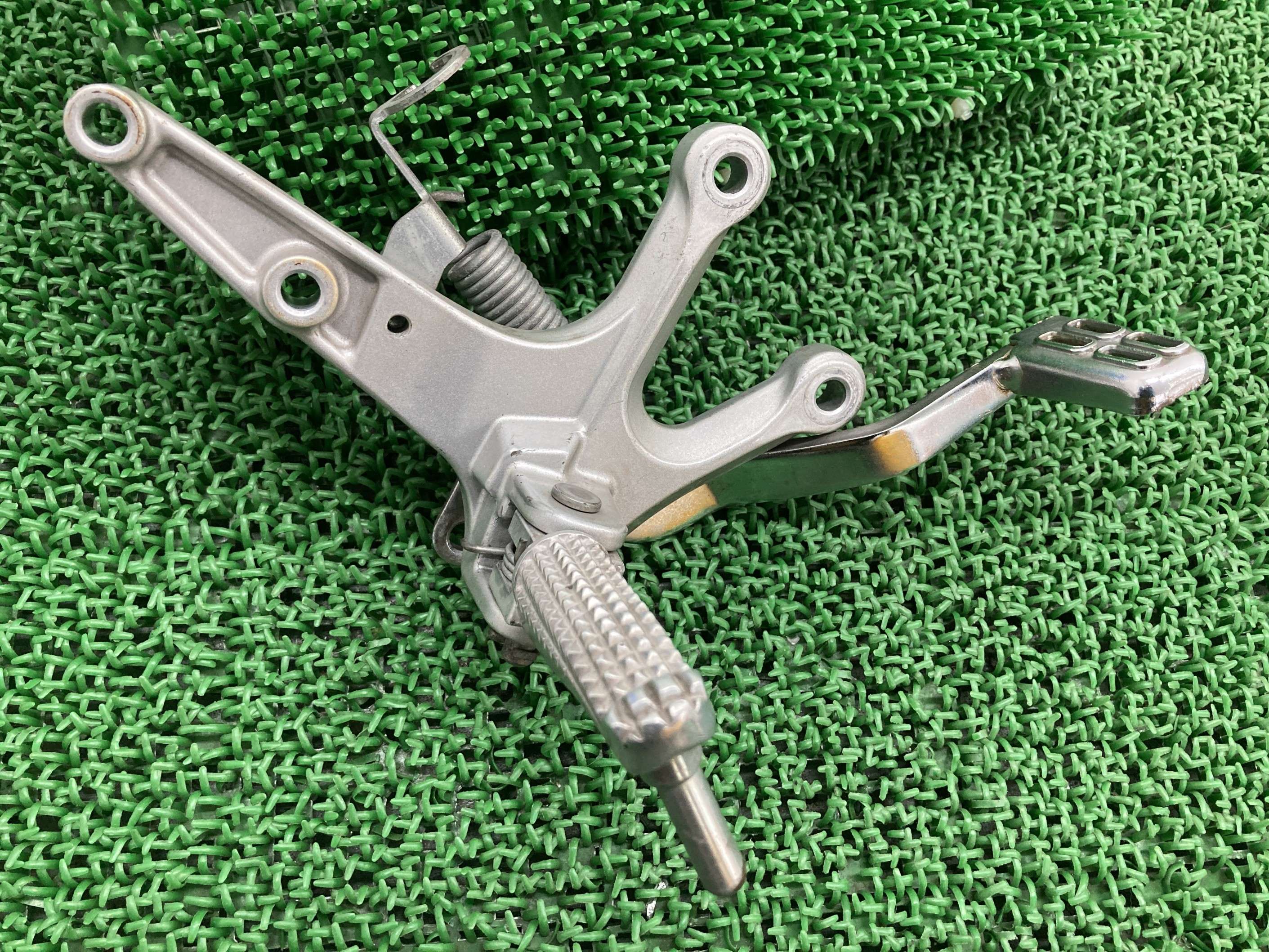 YZF-R25 ステップ 右 1WD ヤマハ 純正 バイク 部品 RG10J ペグ ブレーキペダル ペイント素材に 曲がり無し 車検 Genuine 【中古】 yH