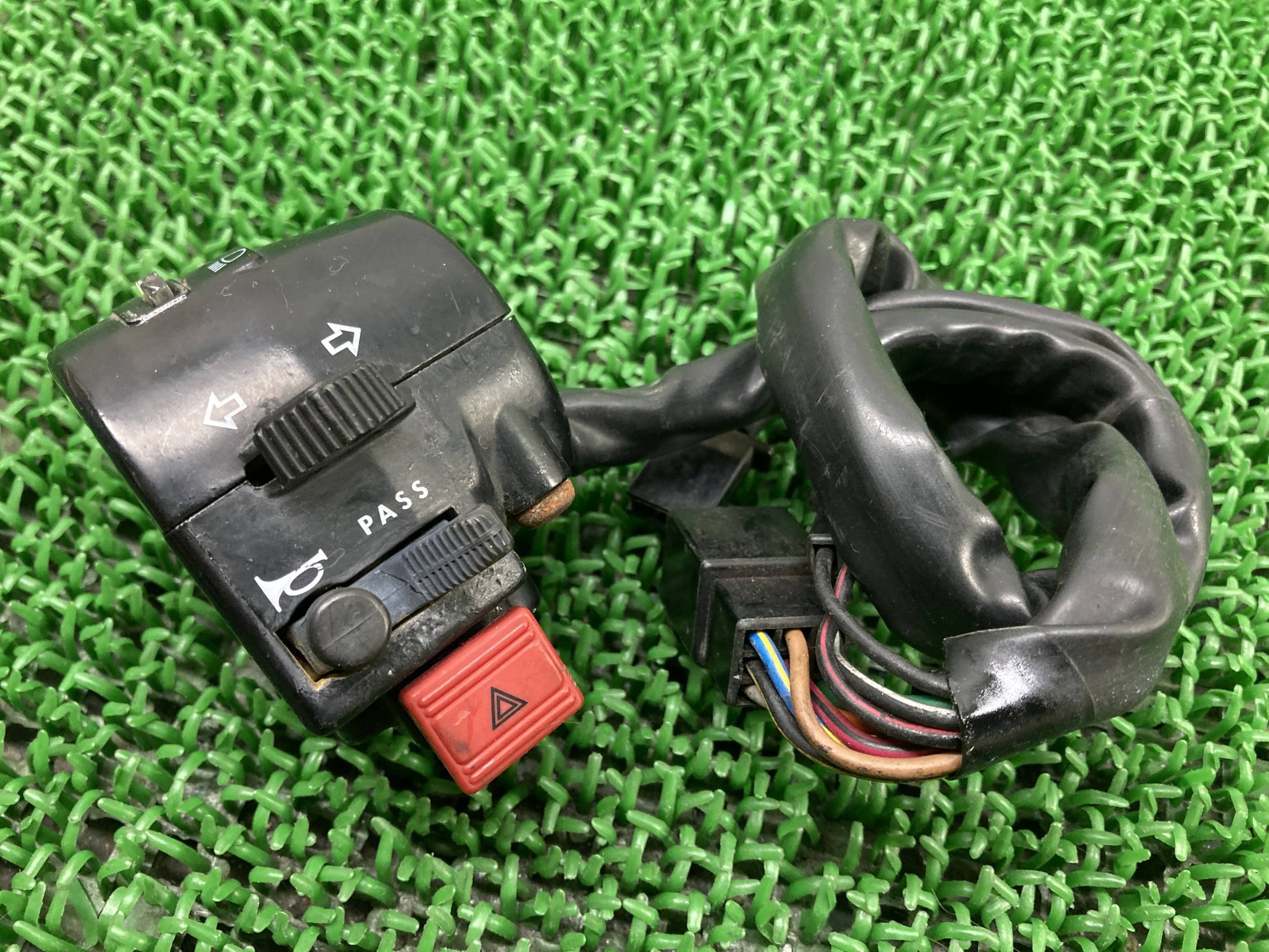 エストレヤカスタム ハンドルスイッチ 左 012 カワサキ 純正 バイク 部品 BJ250A ESTRELLA エストレア スイッチボックス 車検 Genuine 【中古】 Yl