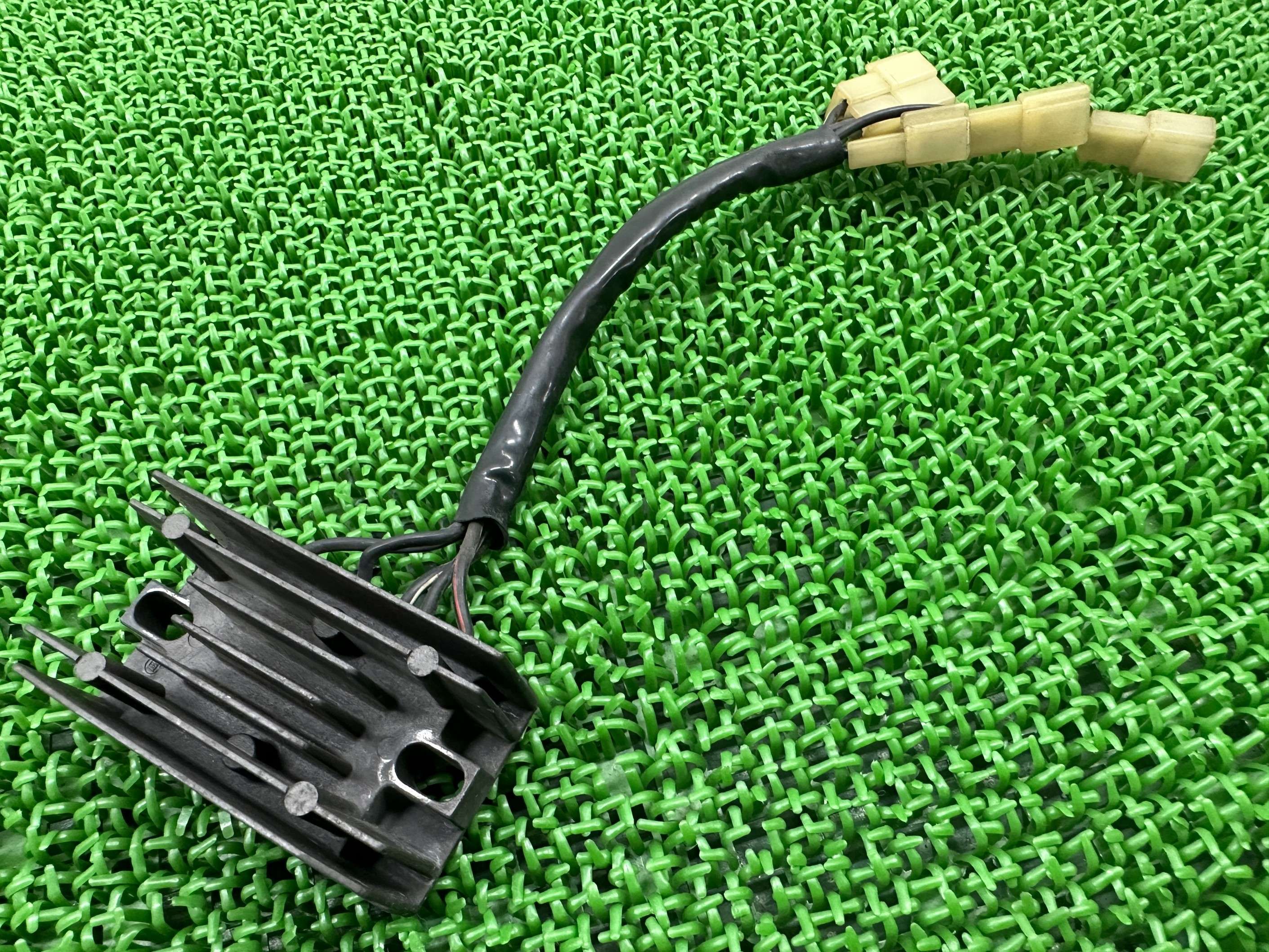 バンディット250 レギュレター スズキ 純正 バイク 部品 GJ74A BANDIT250 レギュレーター レクチファイアー 希少品 車検 Genuine 【中古】 Gz