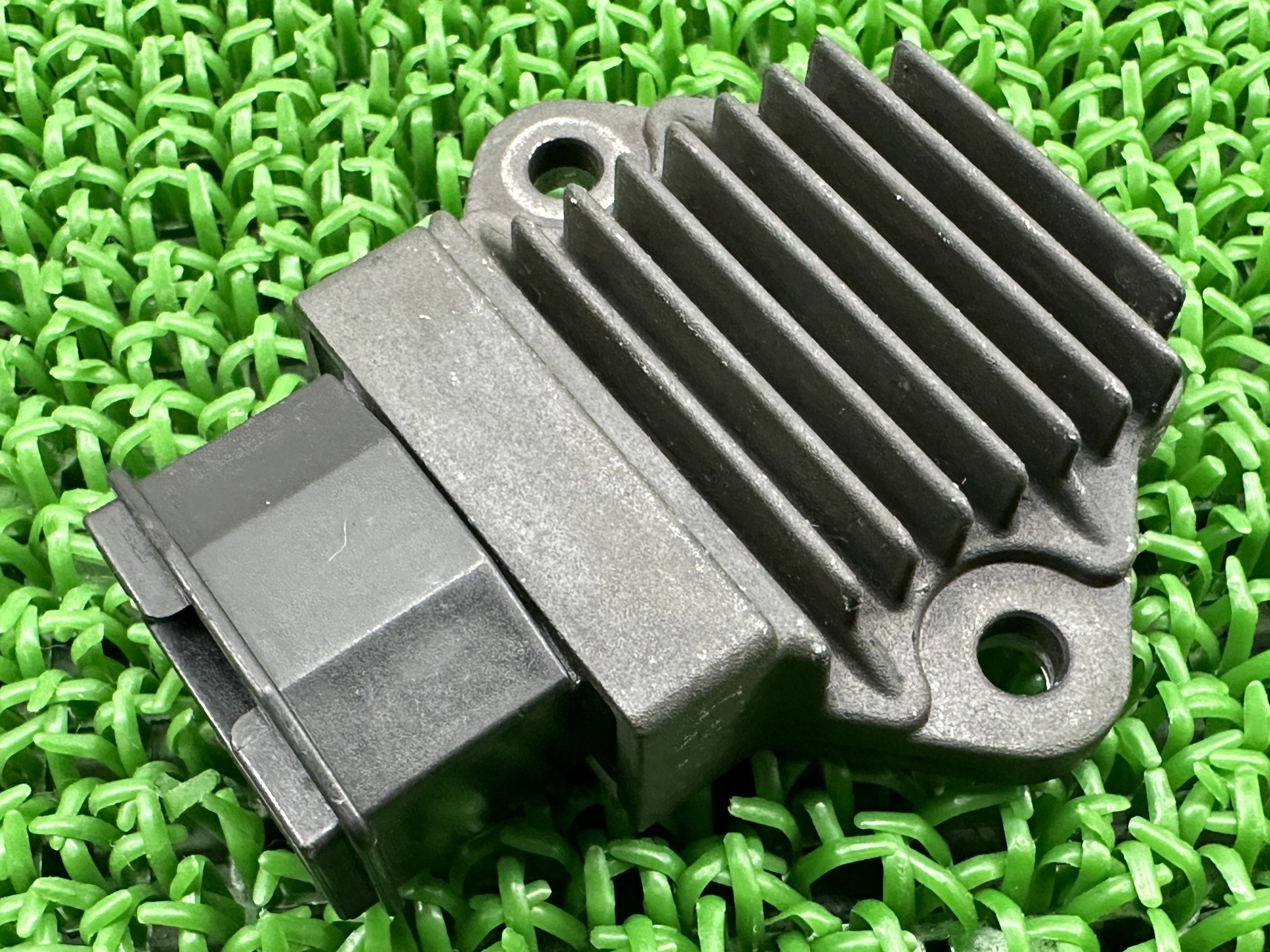 SM250R レギュレター ハスクバーナ 純正 バイク 部品 5ピン レギュレーター レクチファイア 機能的問題なし 車検 Genuine 【中古】 Cq