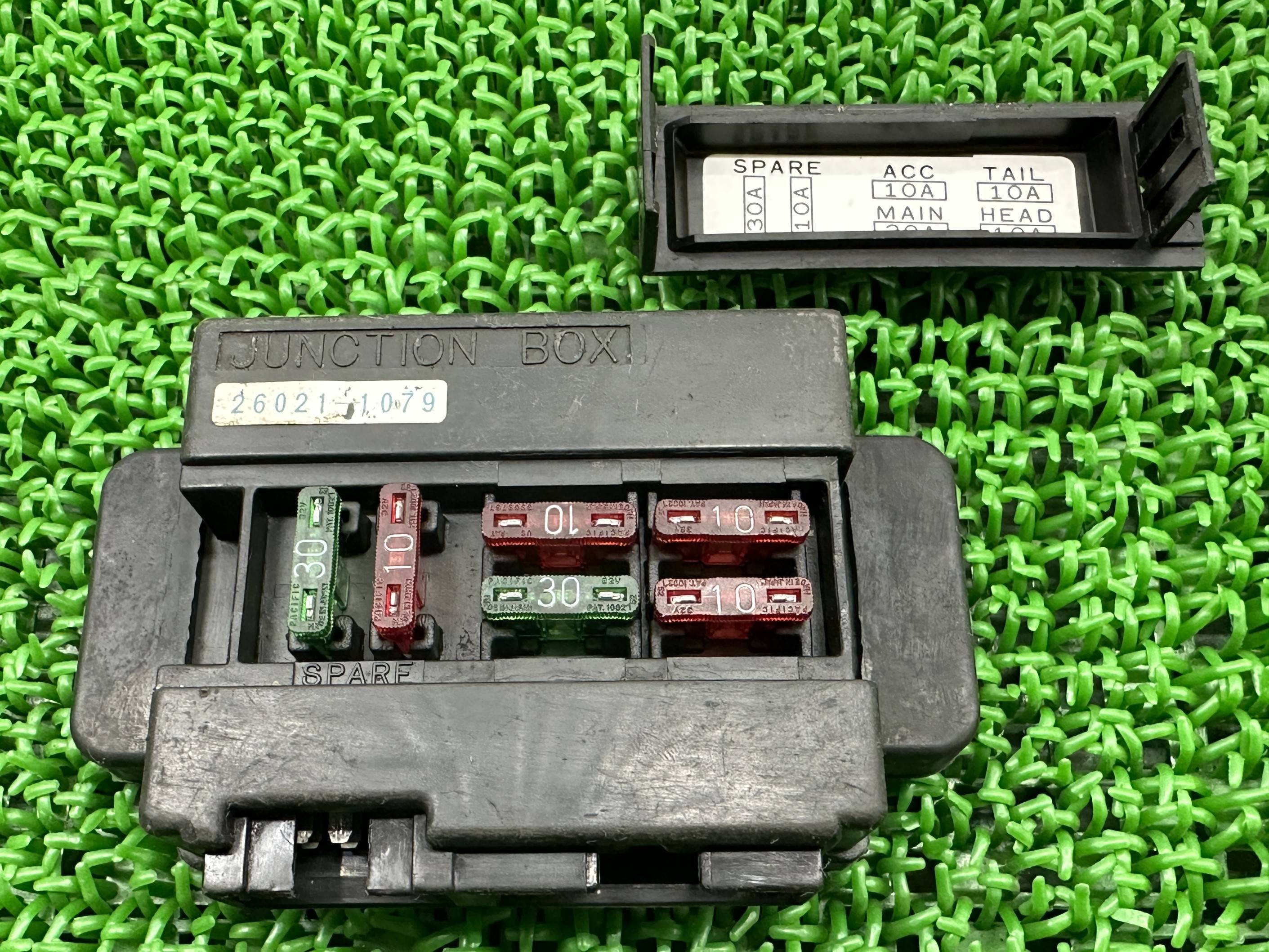 ゼファー1100 ヒューズボックス 26021-1079 カワサキ 純正 バイク 部品 ZRT10A ジャンクションボックス 機能的問題なし ゼファー750 ゼファー400 車検 Genuine 【中古】 Gj