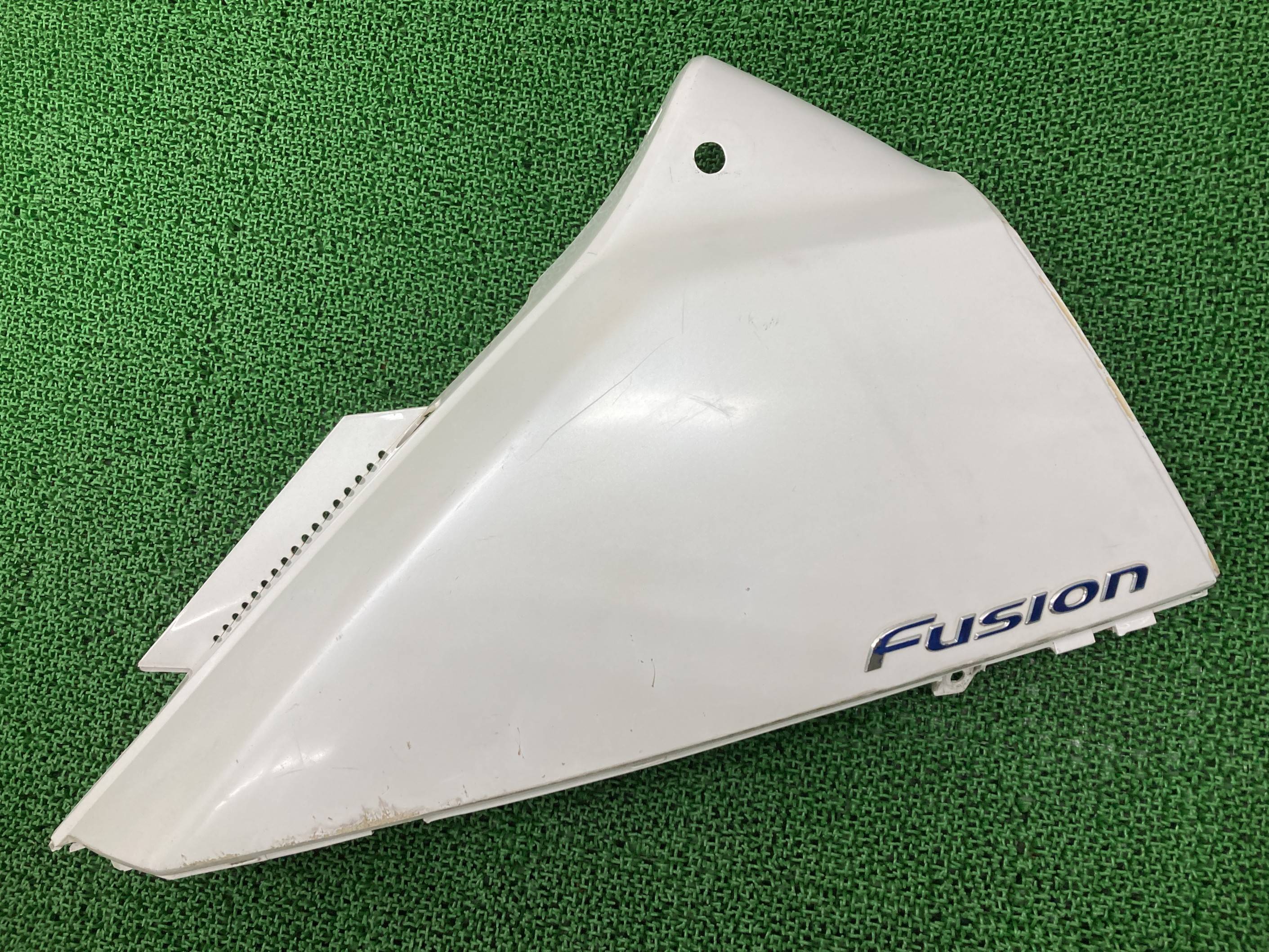 フュージョン サイドカウル 左 白 KS4 ホンダ 純正 バイク 部品 MF02 シートカウル テールカウル FUSION エンブレム付き 車検 Genuine 【中古】 sH(2)