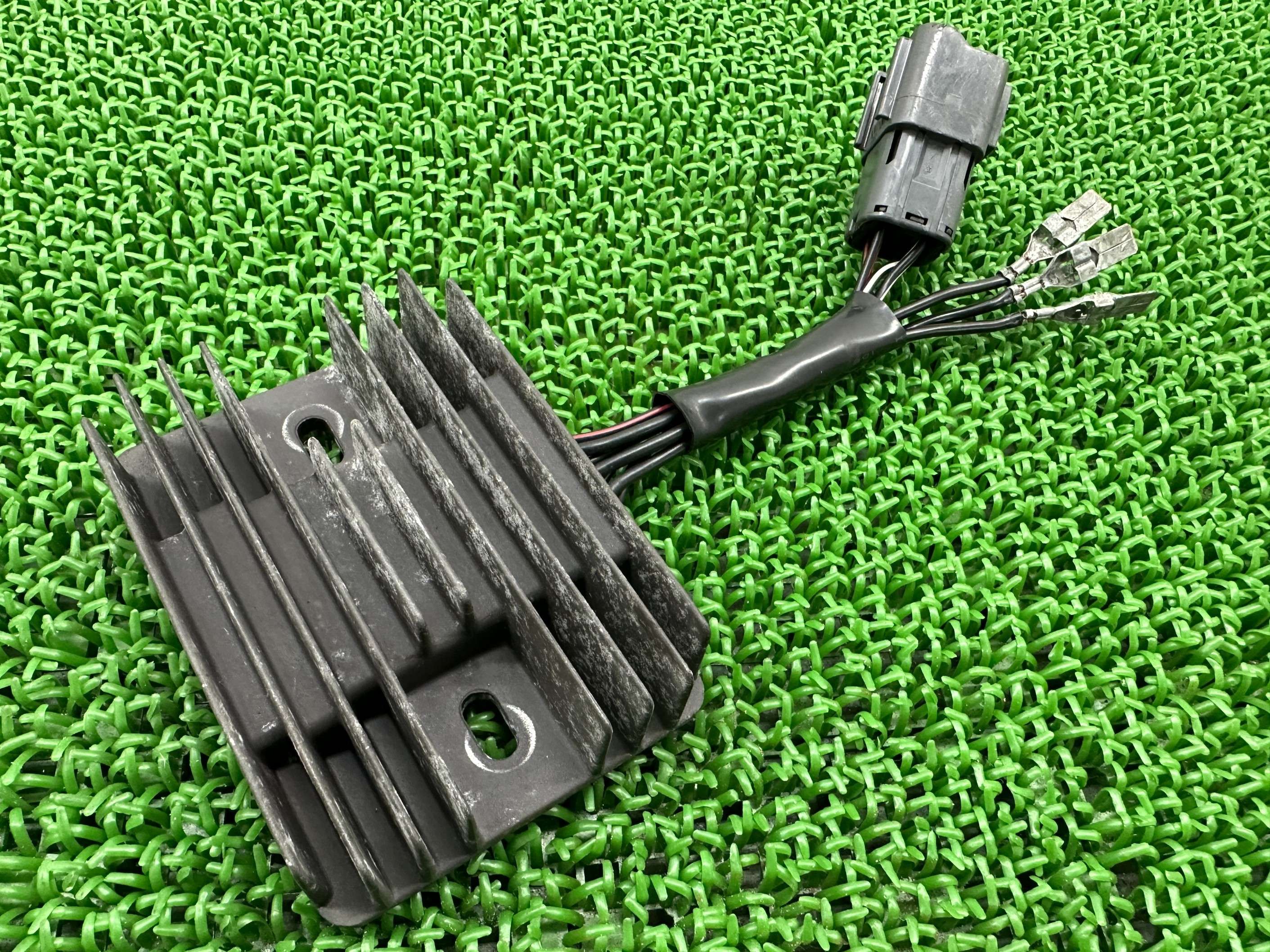 スカイウェイブ250 レギュレター スズキ 純正 バイク 部品 CJ46A 47H50 SH811AD レギュレーター レクチファイアー 修復素材に 車検 Genuine 【中古】 wA