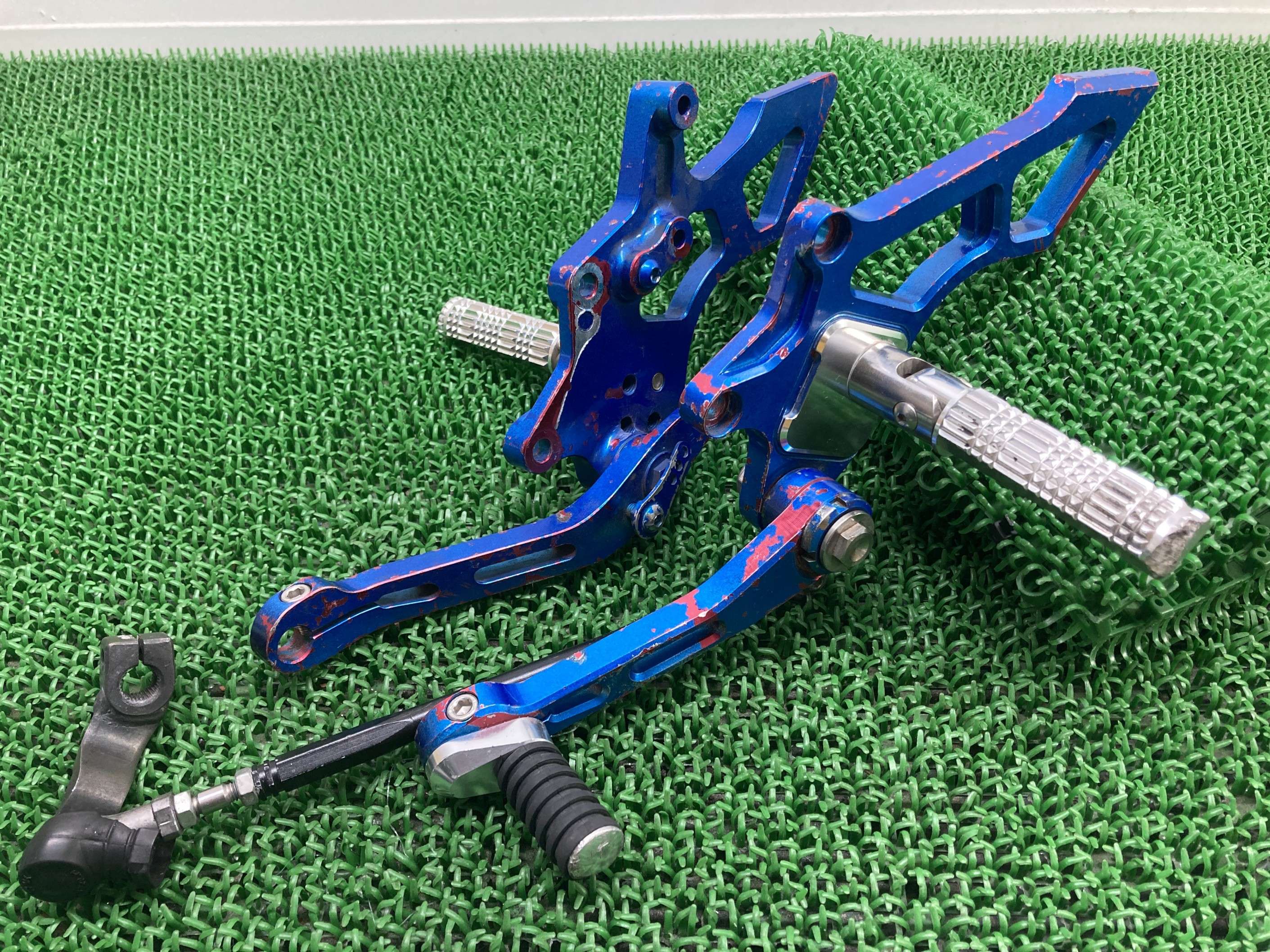 CBR250R バックステップ 左右 社外 バイク 部品 MC41 アルミ ピッチ左57mm 右59mm カスタム素材に 品薄 【中古】 Io