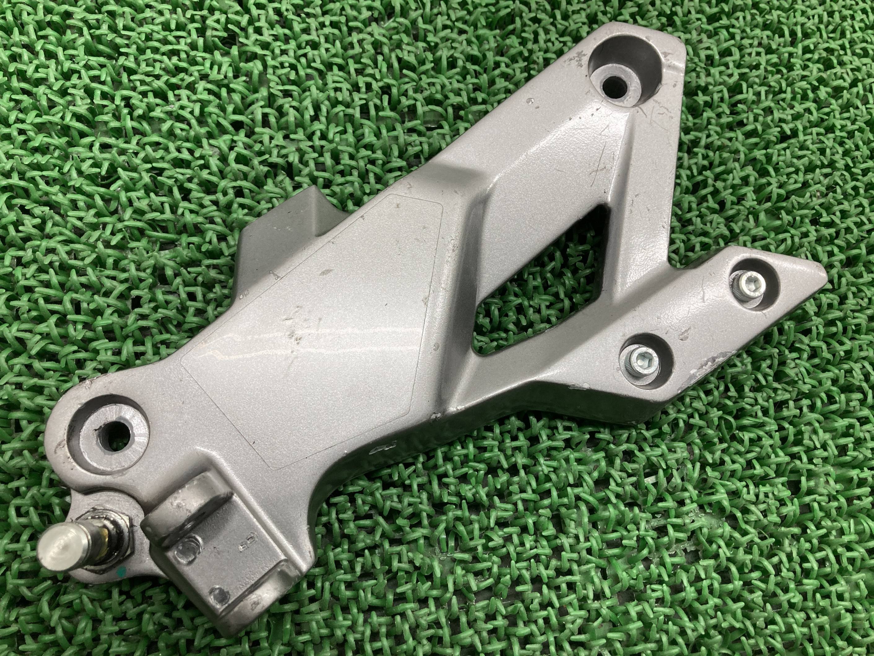 Vストローム250 ステップホルダー 左 DL250 スズキ 純正 バイク 部品 DS11A ステッププレート 曲がり無し 品薄 希少品 車検 Genuine 【中古】 tW