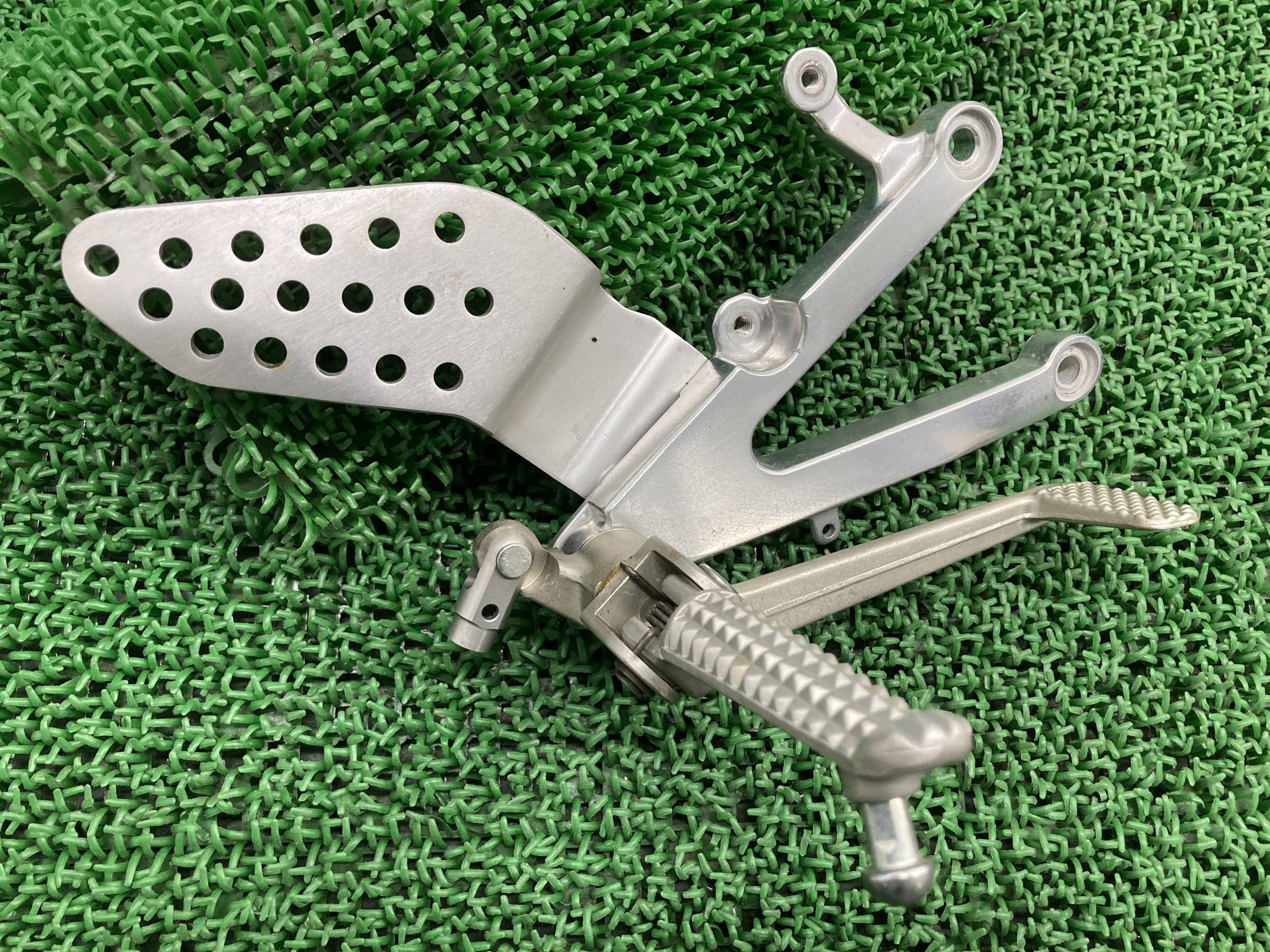 YZF-R1 ステップ 右 5JJ ヤマハ 純正 バイク 部品 RN04 00〜01年 ブレーキペダル ペグ 曲がり無し 車検 Genuine 【中古】 Wr