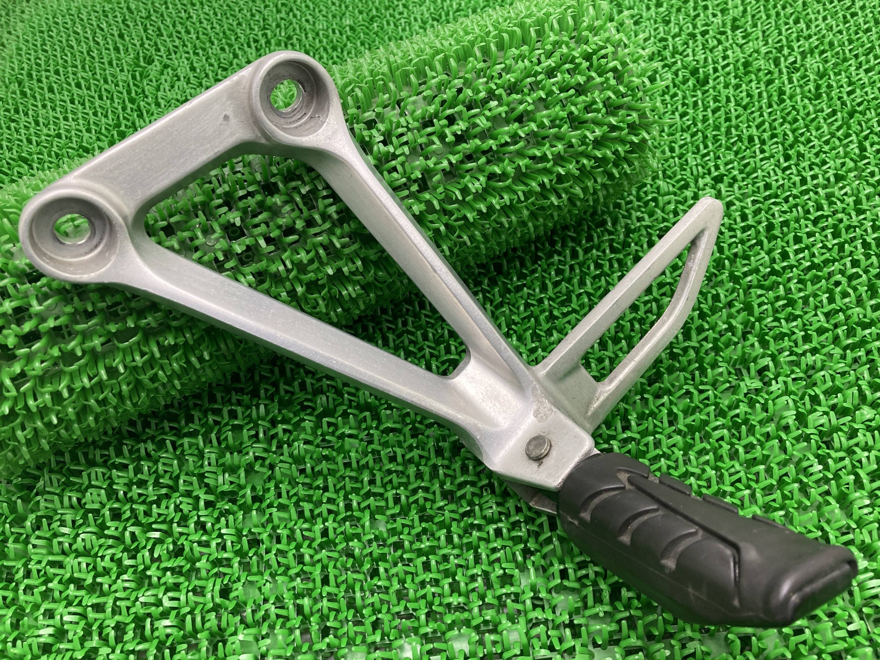 CBR250R タンデムステップ 左 KYJA ホンダ 純正 バイク 部品 MC41 曲がり無し お安くどうぞ 安心のノー..