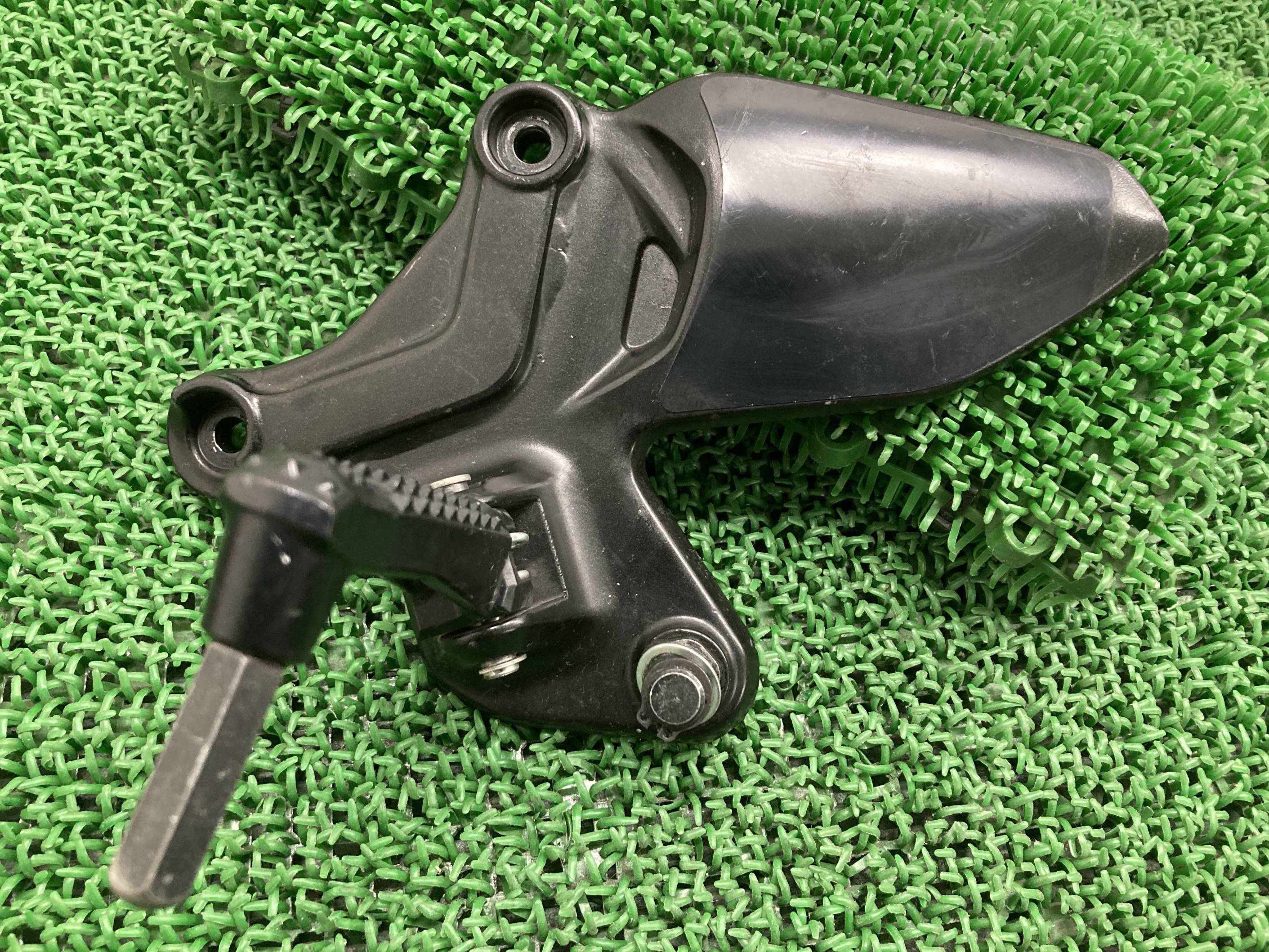 SV650X ステップ 左 黒 298848 スズキ 純正 バイク 部品 VP55B メインステップ ペグ 曲がり無し 品薄 車検 Genuine 【中古】 Du