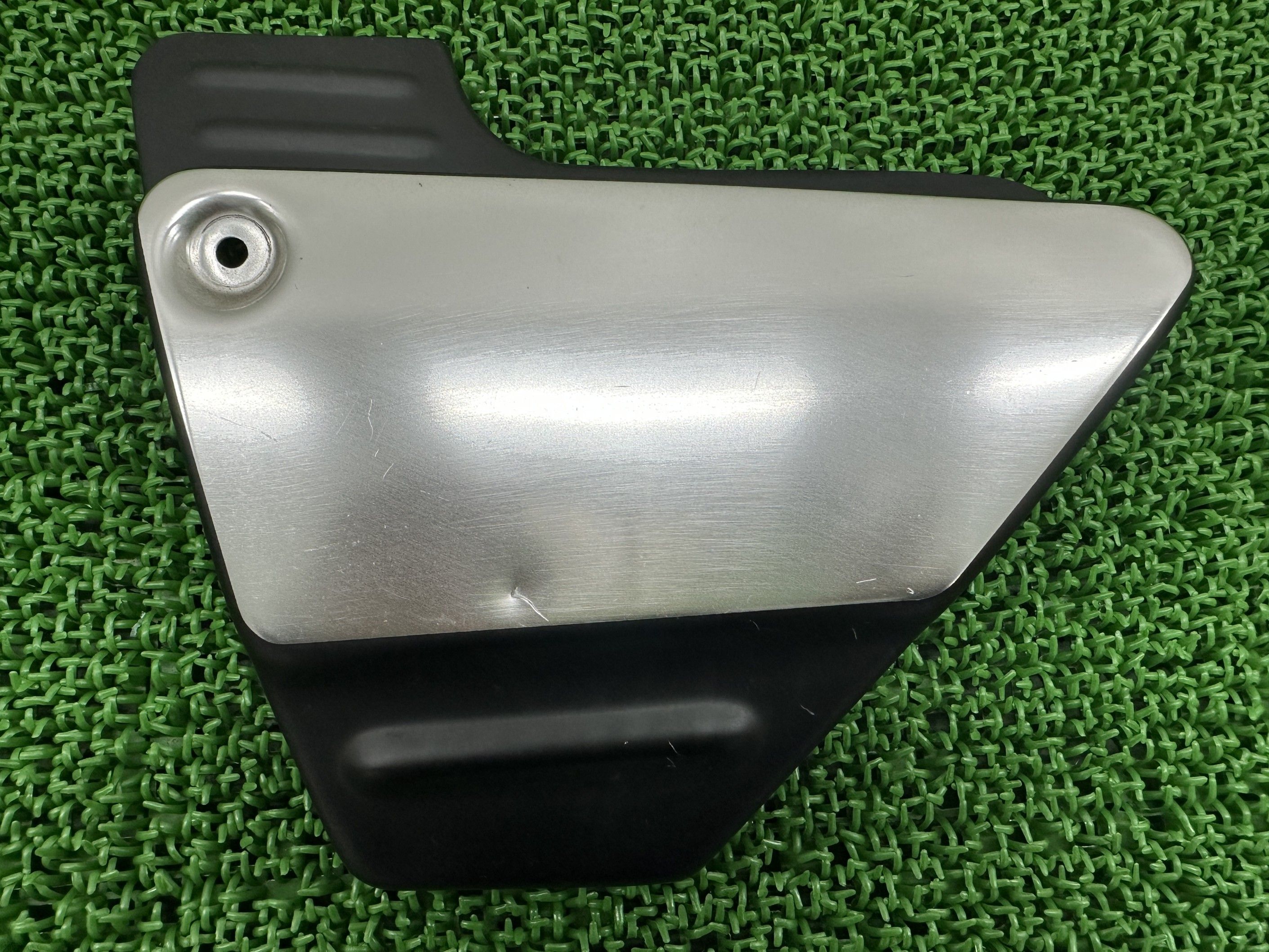 XJR400 サイドカバー 左 ヤマハ 純正 バイク 部品 4HM サイドカウル ノーマルアルミ 黒 メッキ 修復素材に 車検 Genuine 【中古】 fD