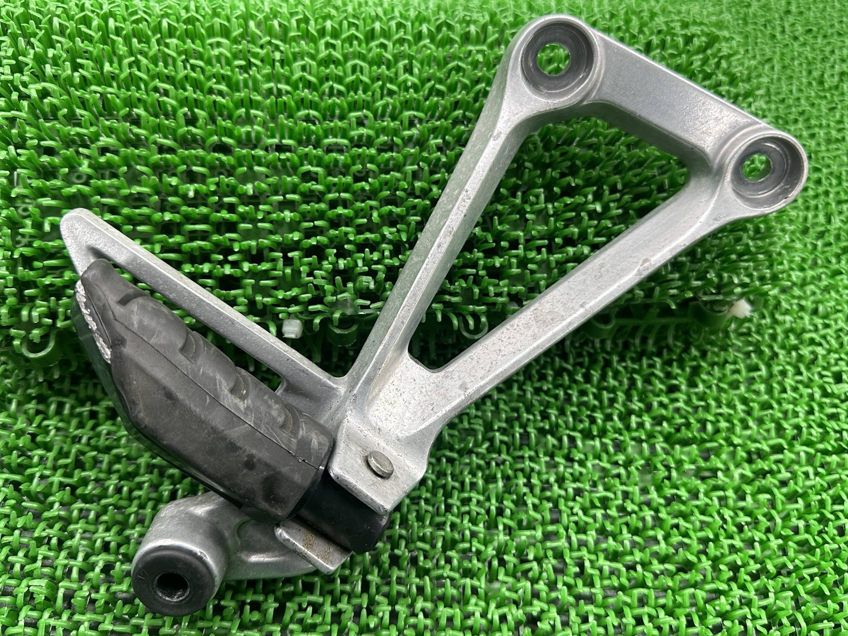 CBR250R タンデムステップ 右 KYJA ホンダ 純正 バイク 部品 MC41 ペグ ペイント素材に 曲がり無し お..