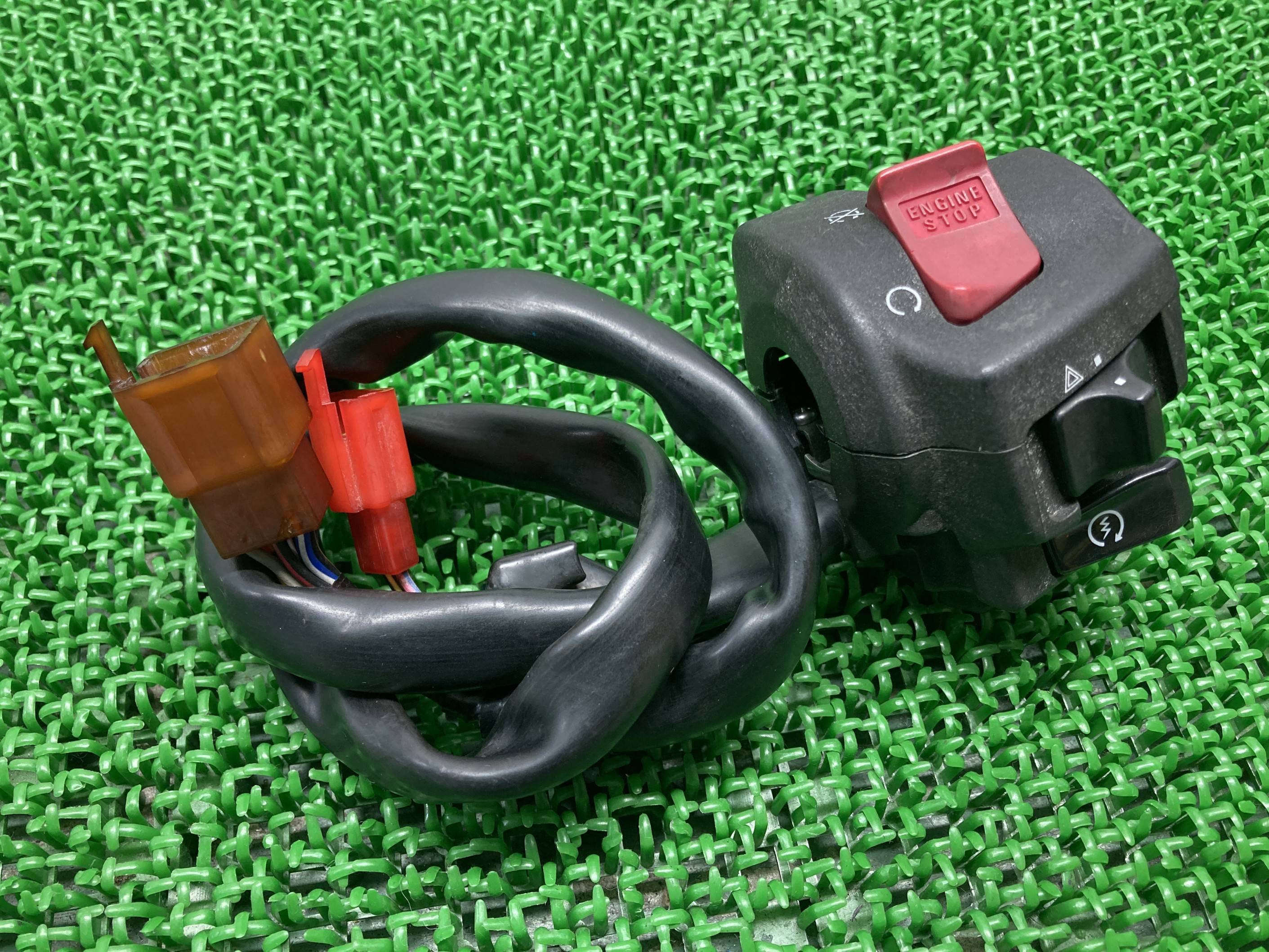 CB400SF ハンドルスイッチ 右 ホンダ 純正 バイク 部品 NC39 スイッチボックス 修復素材に コケキズ無し 品薄 希少品 車検 Genuine 【中古】 eF