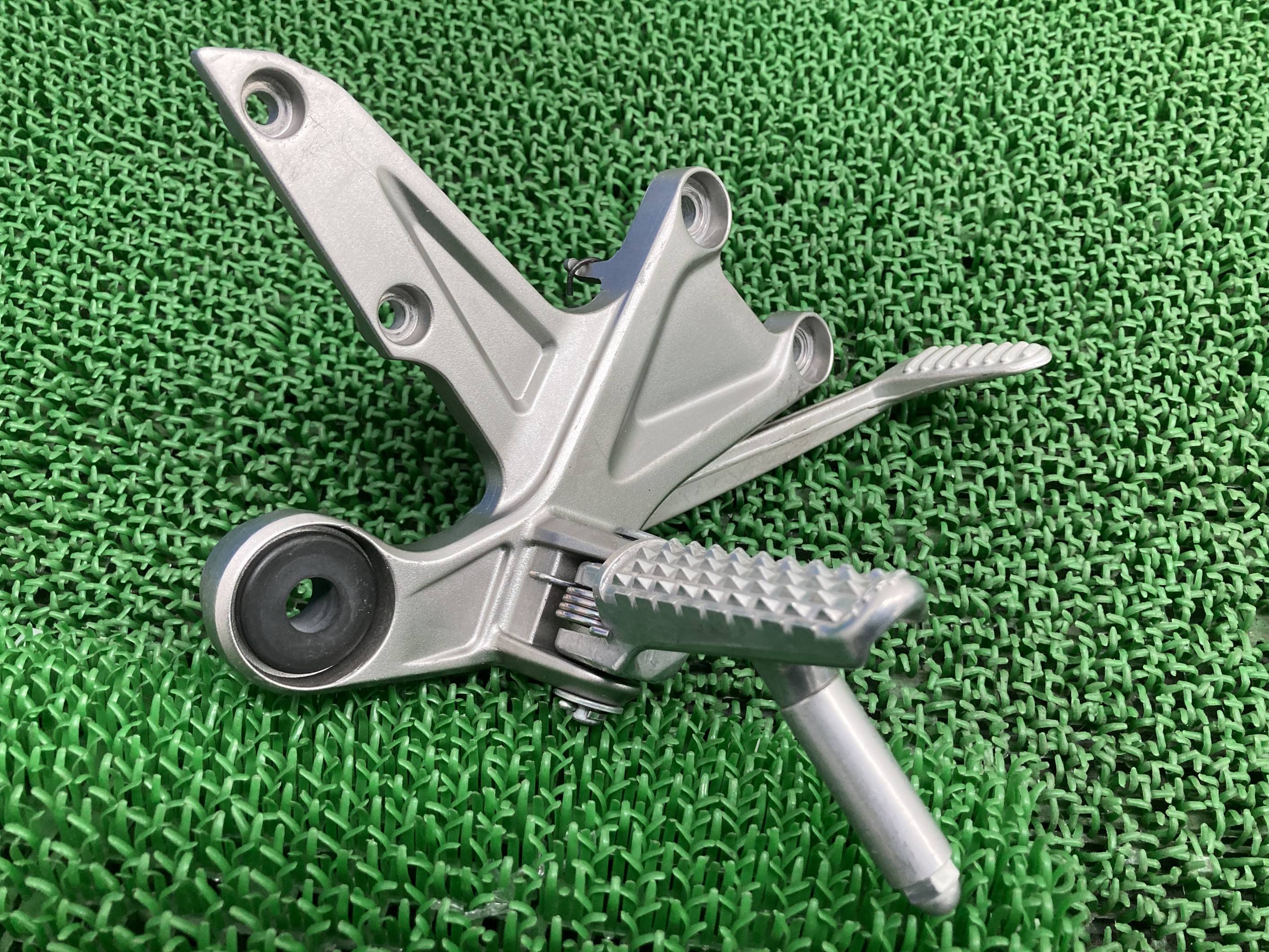 CBR1000RR ステップ 右 MGP ホンダ 純正 バイク 部品 SC59 後期 メインステップ ブレーキペダル ステップペグ 車検 Genuine 【中古】 Eo