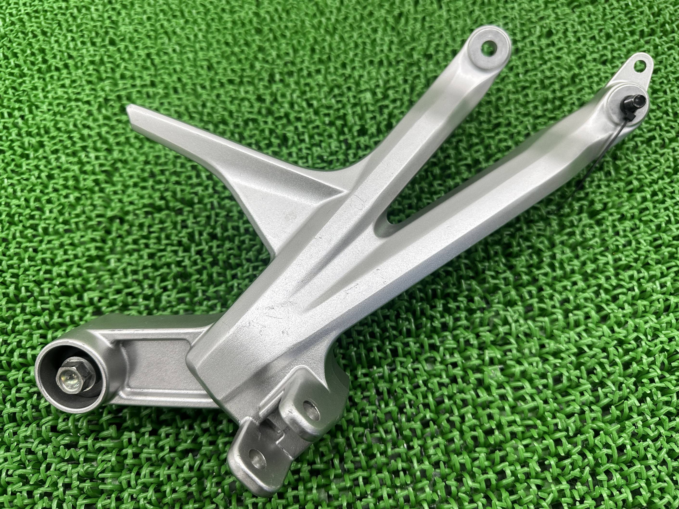 VFR800F タンデムステップホルダー 右 MJM ホンダ 純正 バイク 部品 RC79 マフラーステー コンディション良好 コケキズ無し 品薄 車検 Genuine 【中古】 Vh