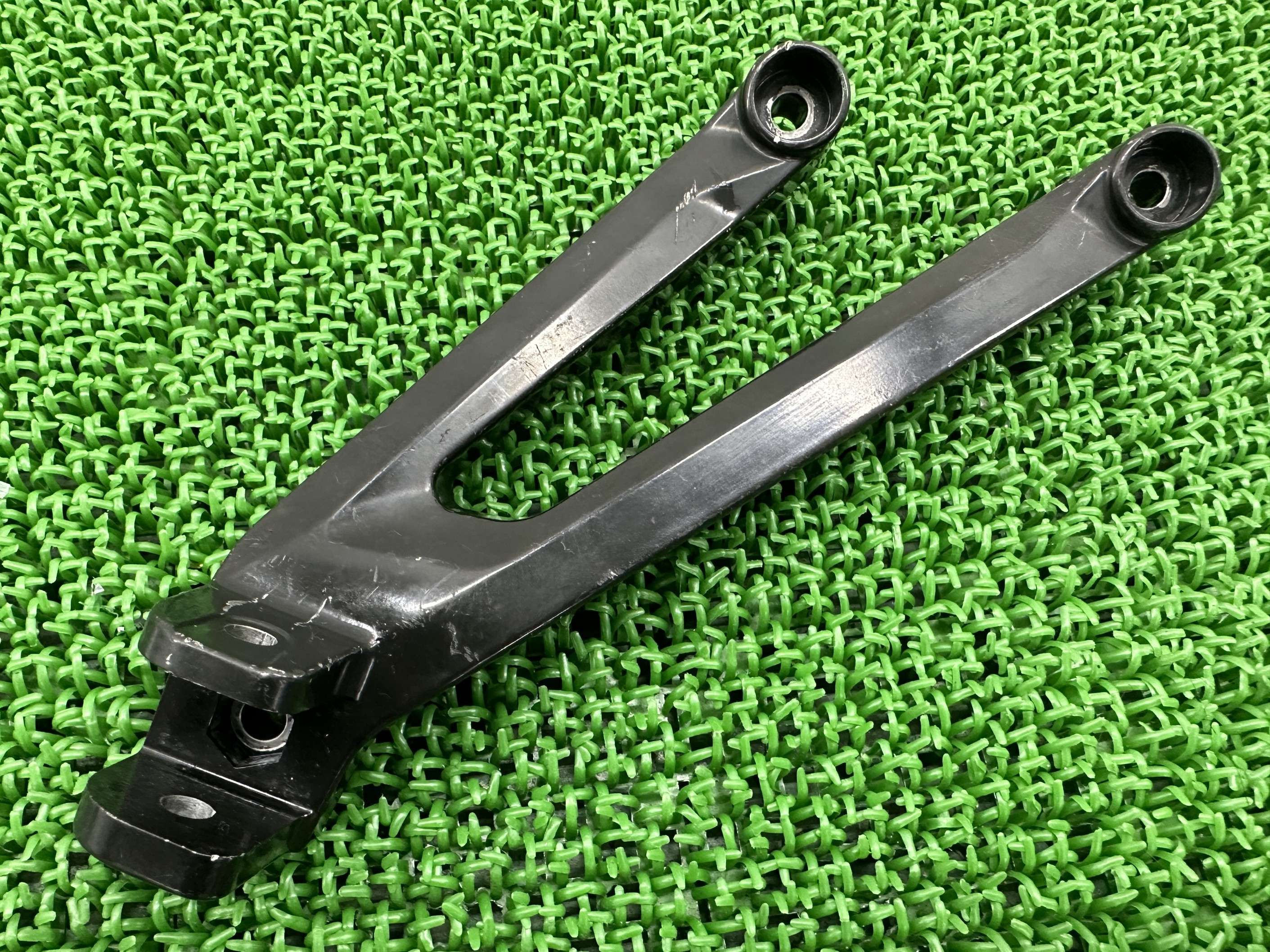 S1000RR タンデムステップホルダー 右 黒 7728914-01 BMW 純正 バイク 部品 K46 コケキズ無し 曲がりなし 品薄 車検 Genuine 【中古】 iE