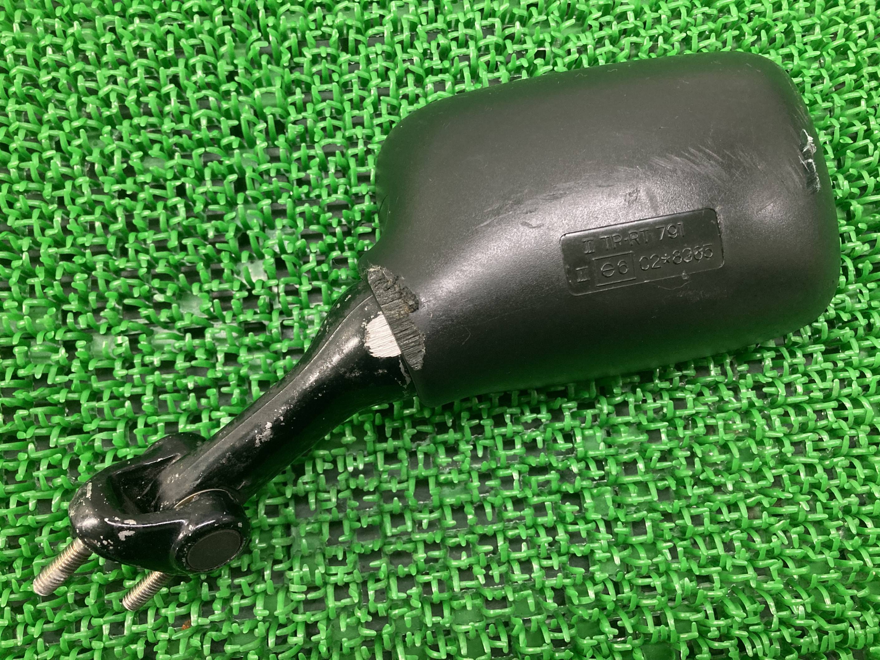 商品のコンディションこちらの商品、写真でご覧の通り転倒によるキズございますが、割れ欠けなどの欠点ございません。取り付け部良好です。楽天上ではなかなか出てこない珍しい品です！修復素材やカスタム素材に如何でしょうか？自分のパーツは売るときのためにとっておいて、お値打ちな中古パーツでカスタムを楽しんじゃいましょう♪ご活用いただける方、よろしくおねがいします！参考データ●メーカー：カワサキ●車名：ZXR400●型式：ZX400L●刻印：8365※お届けする商品は写真に写っている物が全てです。ZXR400の純正新品部品はこちらZXR400のサービスマニュアル・パーツリストはこちらZXR400のライト・ウィンカー関係はこちらZXR400のマフラー関係はこちらZXR400のカウル等の外装関係はこちらZXR400のレギュレーター・イグナイター関係はこちら業界トップレベルの配送スピード！お客様を待たせません！