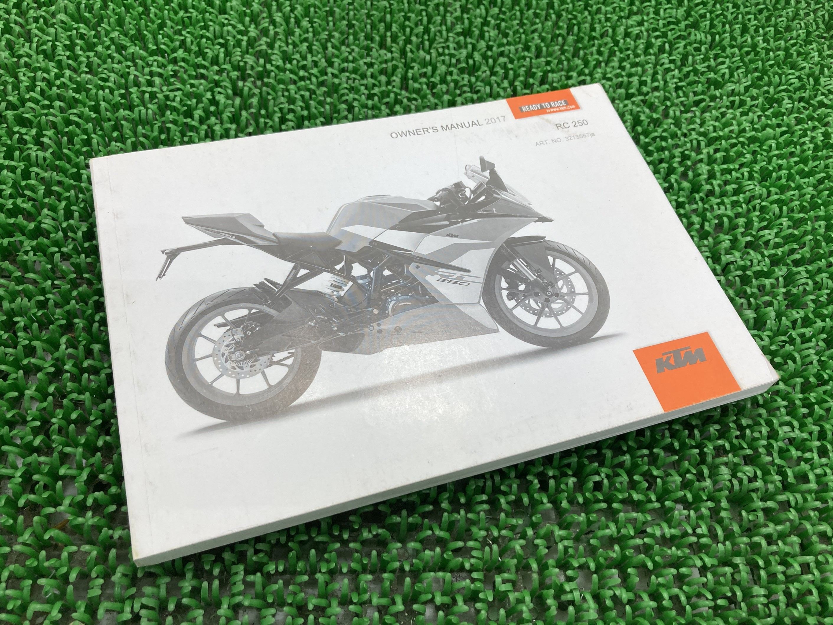 商品のコンディションこちらの商品はRC250の取扱説明書となっております。写真でご覧の通り少々使用感はございますが、利用上問題となる油による【字の消え】破れによる【ページの欠損】等はございません。簡易的な各部の整備・調整方法なども記載されております。買取査定時に取扱説明書や純正工具の有る無しは買取金額に大きく影響しますよ！ちょっとした事ですが、愛車の付加価値を上げる為に揃えておきましょう！取扱説明書は整備時にあると役立ちますしね♪メーカー：KTM対応車種：RC250型式：発行：2017年1月即日発送いたしますのでお急ぎの方どうぞ※お届けする商品は写真に写っている物が全てです。RC250の純正新品部品はこちらRC250のサービスマニュアル・パーツリストはこちらRC250のライト・ウィンカー関係はこちらRC250のマフラー関係はこちらRC250のカウル等の外装関係はこちらRC250のレギュレーター・イグナイター関係はこちら業界トップレベルの配送スピード！お客様を待たせません！