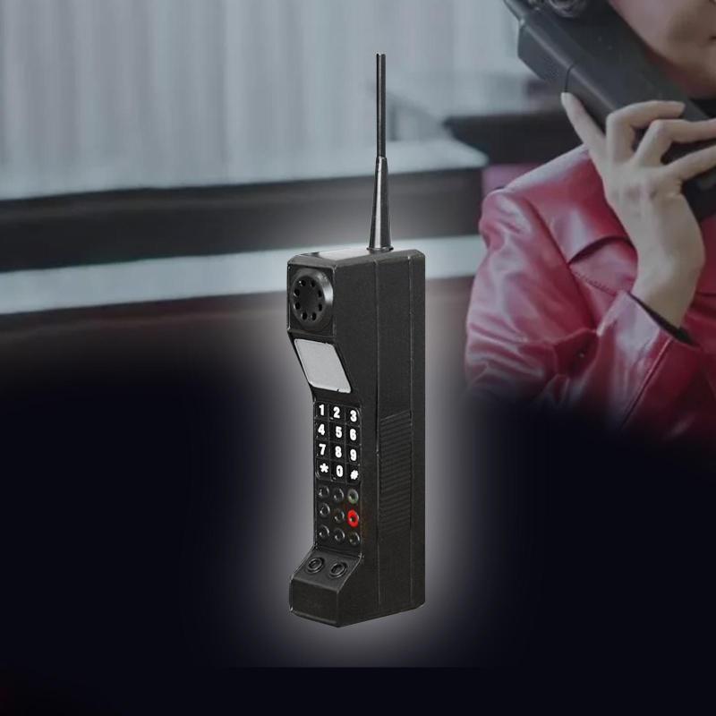 80年代から90年代の家庭用レンガ製携帯電話モデル.のサムネイル