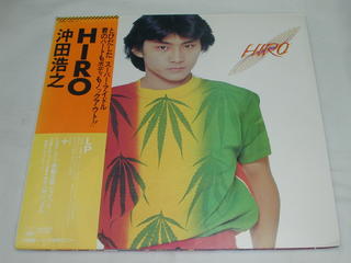 内容 （LP）沖田浩之／HIRO 【中古】 SIDE A　　　　 1.E気分 2.喧嘩ブギー　　　　 3.ジェームス・ディーン・ジュニア 4.汚れた天使 5.海よ forever　　　　 　　　　 SIDE B 1.My name is HIRO　　　　 2.ANIKI 3.シンガーソングライター 4.DIARY 5.明日に向って 6.E気分　　　　　　　　　 　　　 レコード番号：30AH 123〜2 備考：中古 発売元：（株）CBS・ソニー コンディション 中古・LP・レコード [特製立体ジャケット：角に小さな折れあり。] [盤面：良] 帯、ピンナップ歌詞カード、スリーブ、サイン入りシングル（恋のテレフォンゲーム）付き。