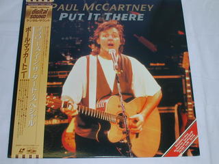 内容 （LD：レーザーディスク）ポール・マッカートニー／フラワーズ・イン・ザ・ダート・スペシャル【中古】 ポールがツアーに向けて走りだした！ ツアーメンバーによるスタジオ・セッション、ポール自身のインタビューを含む堂々の70分。 「C・ムーン〜マイ・ブレイヴ・フェイス」「フール・オン・ザ・ヒル」「レット・イット・ビー」を含む16曲 1989年・CLV70分収録・カラー（白黒）・ステレオ 備考：中古 販売元：東芝EMI（株） コンディション 中古品・美品 帯、ライナーノーツ付き この商品は レーザー・ディスク です。 　　　　　　　　CDやDVDとは違います。