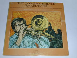 内容 （LP：レコード）ザ・ボブ・ブルックマイヤー・スモール・バンド 「YOU'D BE SO NICE TO COME HOME TO」「イエスタデイズ」を含む全15曲 ボブ・ブルックマイヤー（v-tb） ジャック・ウィルキンス（g） マイケル・ムーア（b） ジョー・ラバーベラ（ds） 2枚組(見本版） 1978年7月28，29日録音 備考：中古(見本版） 販売元：東芝EMI（株） コンディション 中古品・LPレコード(見本版） ［ジャケット：並］ ［盤面：並］2枚組(4面目に極薄い傷有り） ライナーノーツ付き