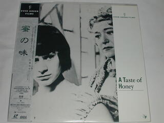 内容 （LD：レーザーディスク）蜜の味 A TASTE OF HONEY 監督：トニー・リチャードソン【中古】 A TASTE OF HONEY 彼女は気づかなかった、それが不幸に彩られた《幸福》であったことを・・・。 監督・脚本：トニー・リチャードソン　 原作・脚本：シェラ・デラニー　 撮影：ワルター・ラサニー　 音楽：ジョン・アディソン　 出演：ドラ・ブライアン/リタ・ドウシンハム/ロバート・スティーヴンス/マーレイ・メルビン/パール・ダンカー CLV2面101分・モノクロ・MONO・日本語字幕 備考：中古 発売元：（株）オーマガトキ コンディション 中古・美品 中古・美品 この商品は レーザー・ディスク です。 　　　　　　　　CDやDVDとは違います。