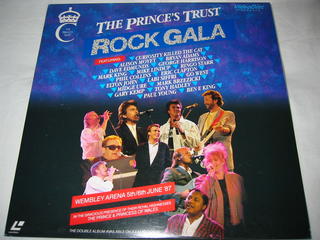 内容 （LD：レーザーディスク）THE PRINCE'S TRUST ROCK GALA '87【中古】 「ワンダフル・トゥナイト/エリック・プラクトン」「ユア・ソング/エルトン・ジョン」「ヒア・カムズ・ザ・サン/ジョージ・ハリスン」含む全13曲。 CLV2面60分収録・カラー・ステレオ 備考：中古 発売元：（株）ビデオアーツ・ジャパン コンディション 中古・美品 帯なし、ライナー付き この商品は レーザー・ディスク です。 　　　　　　　　CDやDVDとは違います。