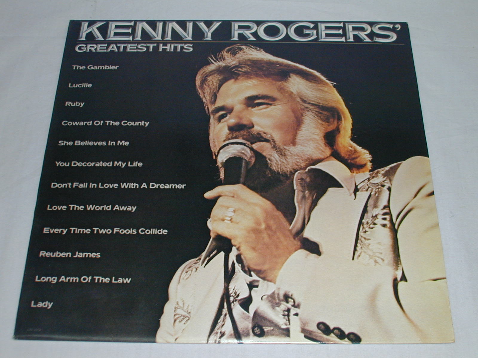 内容 （LP）KENNY　ROGERS’　ケニー・ロジャース／GREATEST　HITS 【中古】 SIDE 1 　THE GAMBLER／LADY／DON'T FALL IN LOVE WITH A DREAMER／RUDY DON'T TAKE YOUR LOVE TO TOWN／SHE BELIEVES IN ME／COWARD OF THE COUNTY SIDE 2 　LUCILLE／YOU DECORATED MY LIFE／REUBEN JAMES／LOVE THE WORLD AWAY／EVERY TIME TWO FOOLS COLLIDE レコード番号：OLE−344　 備考：中古 発売元：LIBERTY コンディション 中古品・LPレコード ［ジャケット：並］ ［盤面：良] ライナーノーツ付き　輸入盤　　　　　　　