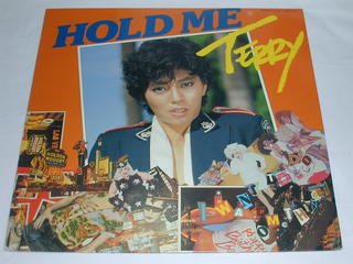 内容 （LP）テリー・たまき／HOLD　ME　TERRY【中古】 　　　　　　　　　　　　　 SIDE A 　愛の言葉／NO TIME／YOUR SISTER TOLD ME／SOMETHING TO BELIEVE IN／こころの扉　　　 SIDE B 　恋のラジオ。ボーイ／BLUE SOFA／WAKE UP RICKY／愛・・あなたがすべて／ALL DAY AND NIGHT　　　　　　　　　　　　　　　　　 レコード番号：28MX 2057 備考：中古 発売元：ポリドール（株） コンディション 中古・LP・レコード [ジャケット：角に小さな折れと擦れあり] [盤面：良] 帯なし、ライナーノーツ付き。 見本盤