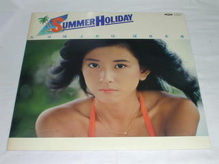 　 内容 （LP）大場久美子／SUMMER　HOLIDAY 【中古】 SIDE A 　サマー・スカイ／マイ・パラダイス／夢物語／夏の恋風／あなたとワインと太陽と／サファリ・パーク　 SIDE B 　フルーツ詩集／ラム・コークはいかが／エトセトラ／海に帰りたい／甘い感傷／二人のシナリオ　　　　　　　　　　　　　　　　　　　　 レコード番号：TP-80142 備考：中古 発売元：東芝EMI（株） コンディション 中古品・LPレコード ［ジャケット：色褪せ有り］ ［盤面：良］ 帯なし、歌詞カード付き。 カラーレコード