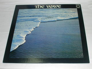 　 内容 （LP）THE　WAVE／海のシンフォニー 【中古】 　 SIDE 1 　THE WAVE のテーマ／人魚のささやき／銀色のアラベスク／哀愁の夏の日／砂の城　　　　　　　 SIDE 2 　渚の円舞曲／別れのプレリュード／メランコリー・サマー／THE WAVE のテーマ　　　　 　　　　　　　　　　　　　　　　 レコード番号：AB-5005 備考：中古 発売元：（株）キャニオン・レコード コンディション 中古品・LPレコード ［ジャケット：角に小さな擦れ有り］ ［盤面：良］ 帯なし、ライナー付き